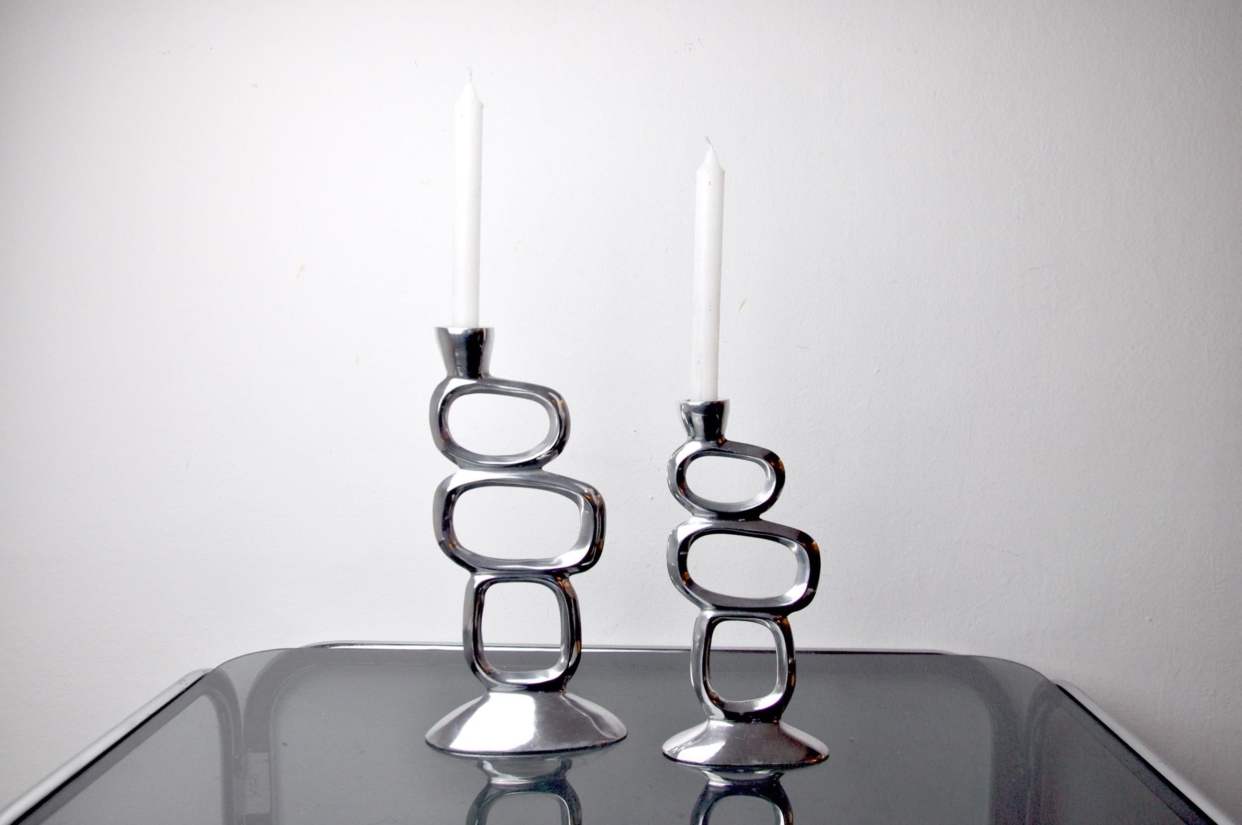 Pair of circle candlesticks designed and produced by matthew hilton in england in the 1980s.

Set of two brutalist-style aluminum candle holders.

Beautiful decorative objects that will bring a real design touch to your interior.

Very nice