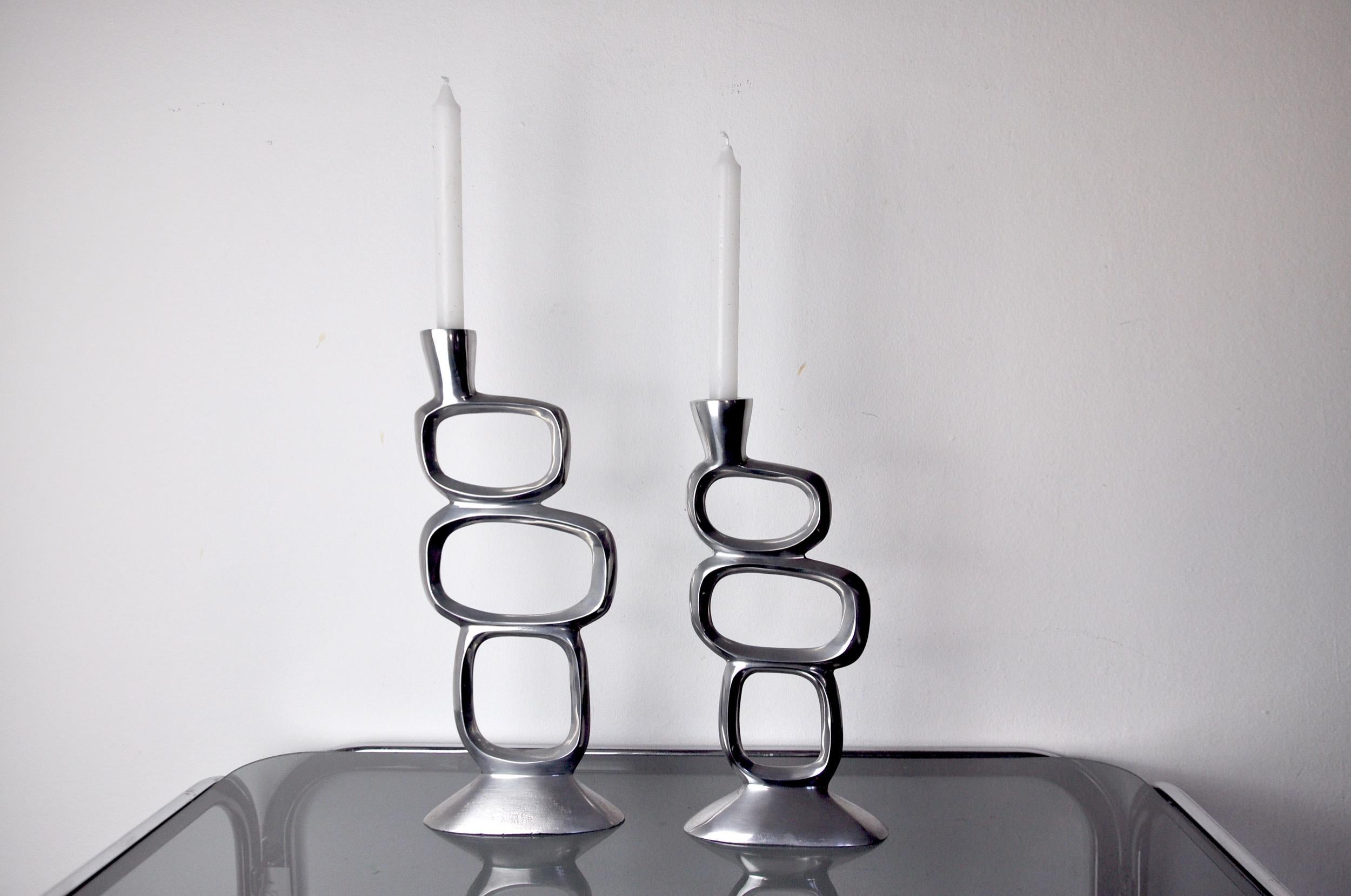Pair of circle candlesticks designed and produced by Matthew Hilton in england in the 1980s.

Set of two Brutalist-style aluminum candle holders.

Beautiful decorative objects that will bring a real design touch to your interior.

Very nice