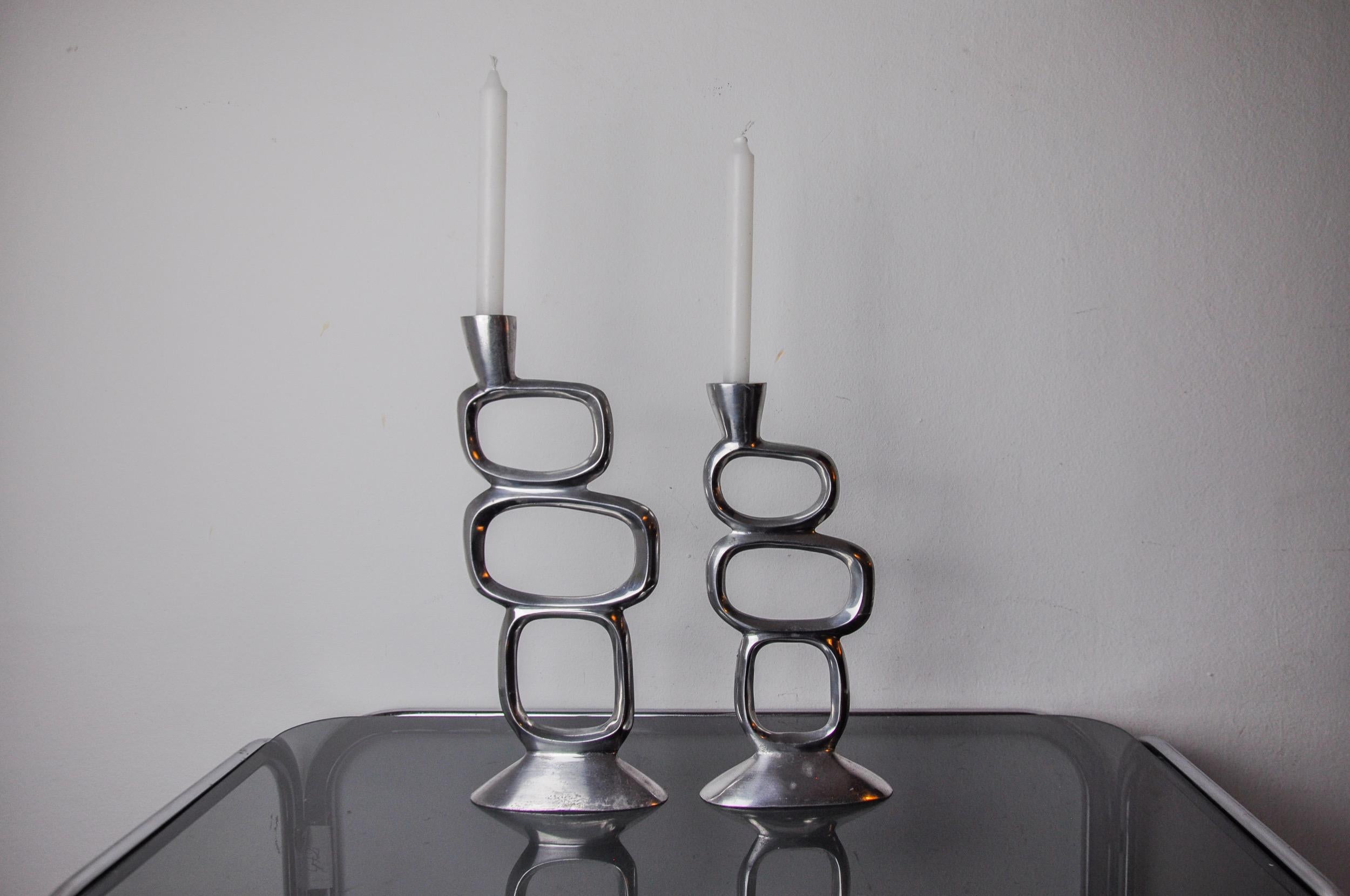 Pair of circle candlesticks designed and produced by matthew hilton in england in the 1980s. Set of two brutalist-style aluminum candle holders. Beautiful decorative objects that will bring a real design touch to your interior. Very nice state of