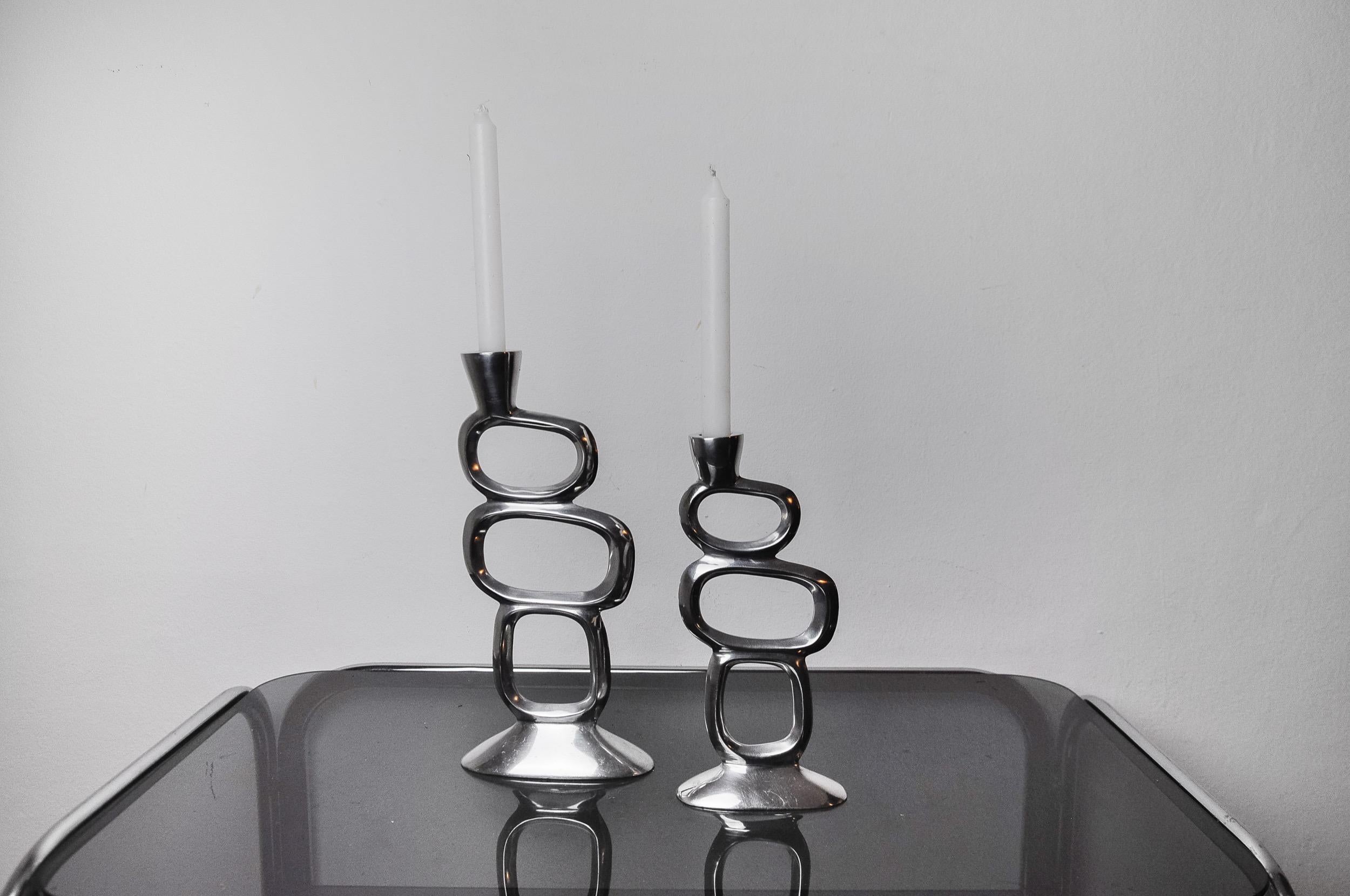 Zwei kreisförmige Kerzenständer, entworfen und hergestellt von Matthew Hilton in England in den 1980er Jahren. Satz von zwei Aluminium-Kerzenhaltern im brutalistischen Stil. Prächtige Deko-Objekte, die Ihrem Interieur einen echten Designer-Touch