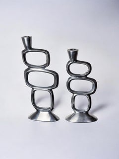 Pareja de candelabros circulares de Matthew Hilton, Inglaterra, 1980