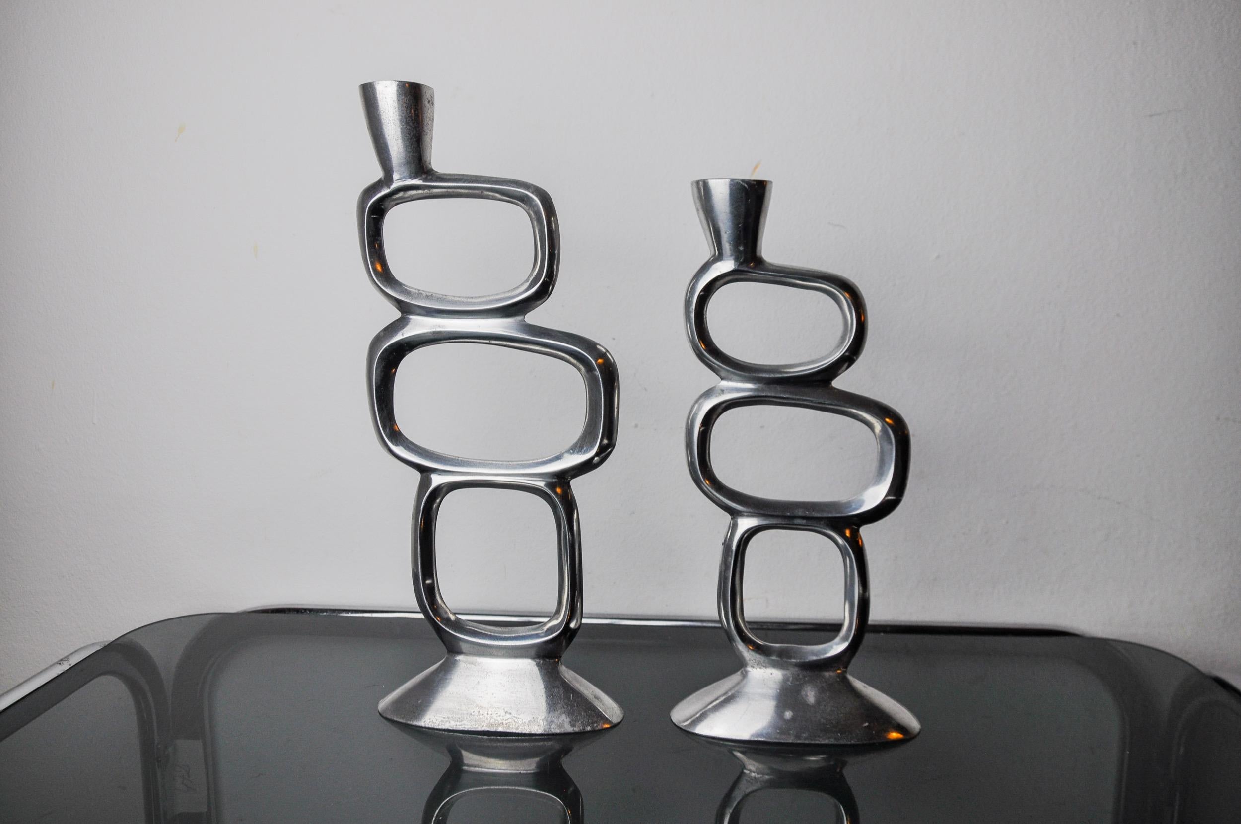 Hollywood Regency Pair of circle candlesticks by Matthew Hilton, England, 1980 For Sale