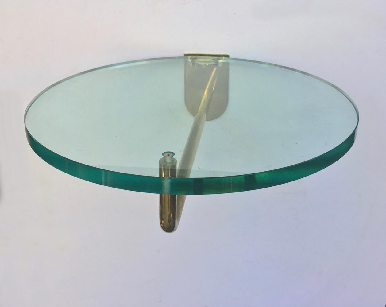 Pareja de estanterías circulares de cristal y latón, para exposición o almacenaje, segunda mitad del siglo XX, sin firmar.

Las estanterías se encontraron en Europa, y quizá se utilizaron para exponer en tiendas, ya que ambas presentan una pátina
