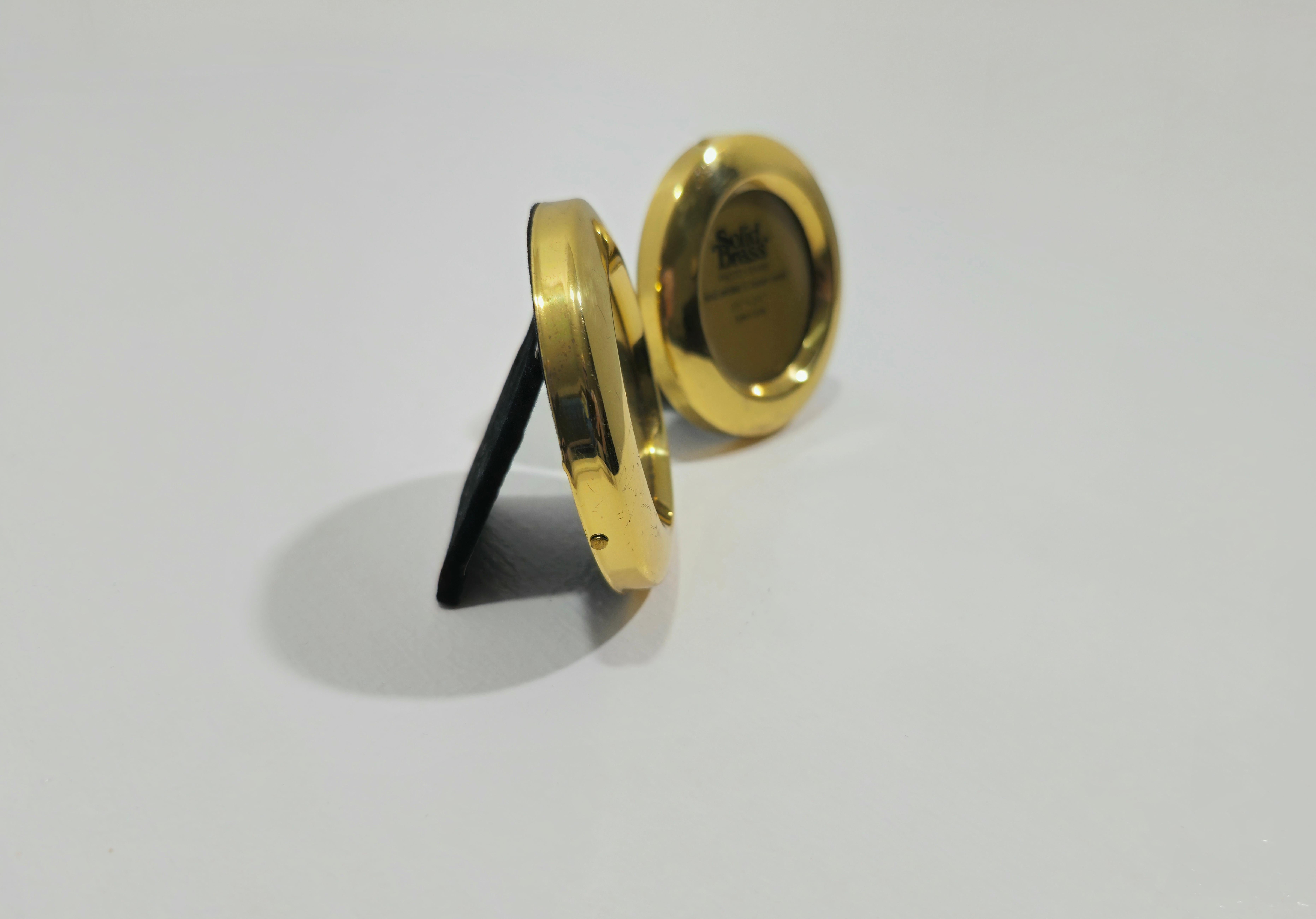 Bella coppia di portafoto di forma circolare. Realizzato in Italia tra gli anni '70 e '80. Ti preghiamo di guardare attentamente il video e le foto, grazie.


Peso: 0,90 Kg
Dimensioni della foto: 4,5 cm.

NOTA: Offriamo ai nostri clienti un servizio