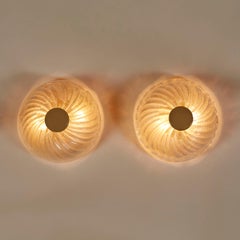 Paire d'appliques murales circulaires italiennes des années 1960 en verre de Murano et laiton