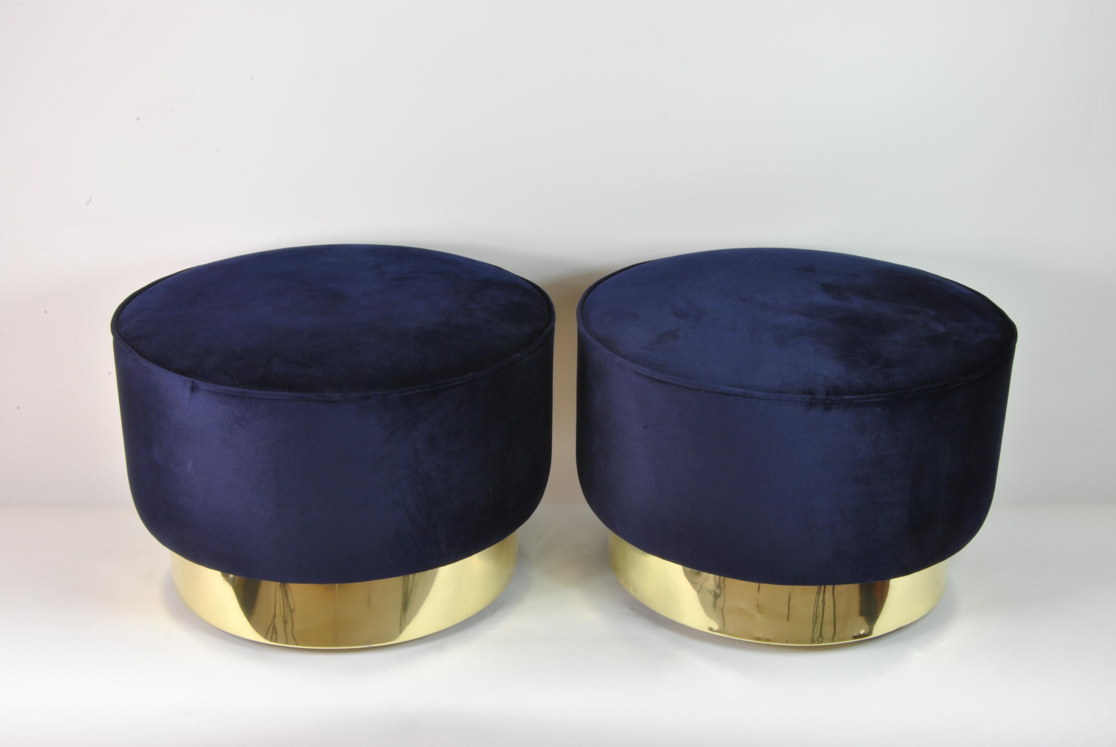 Pair of circular poufs, Italy 1970.
Brass base and cotton velvet upholstery by Dedar.