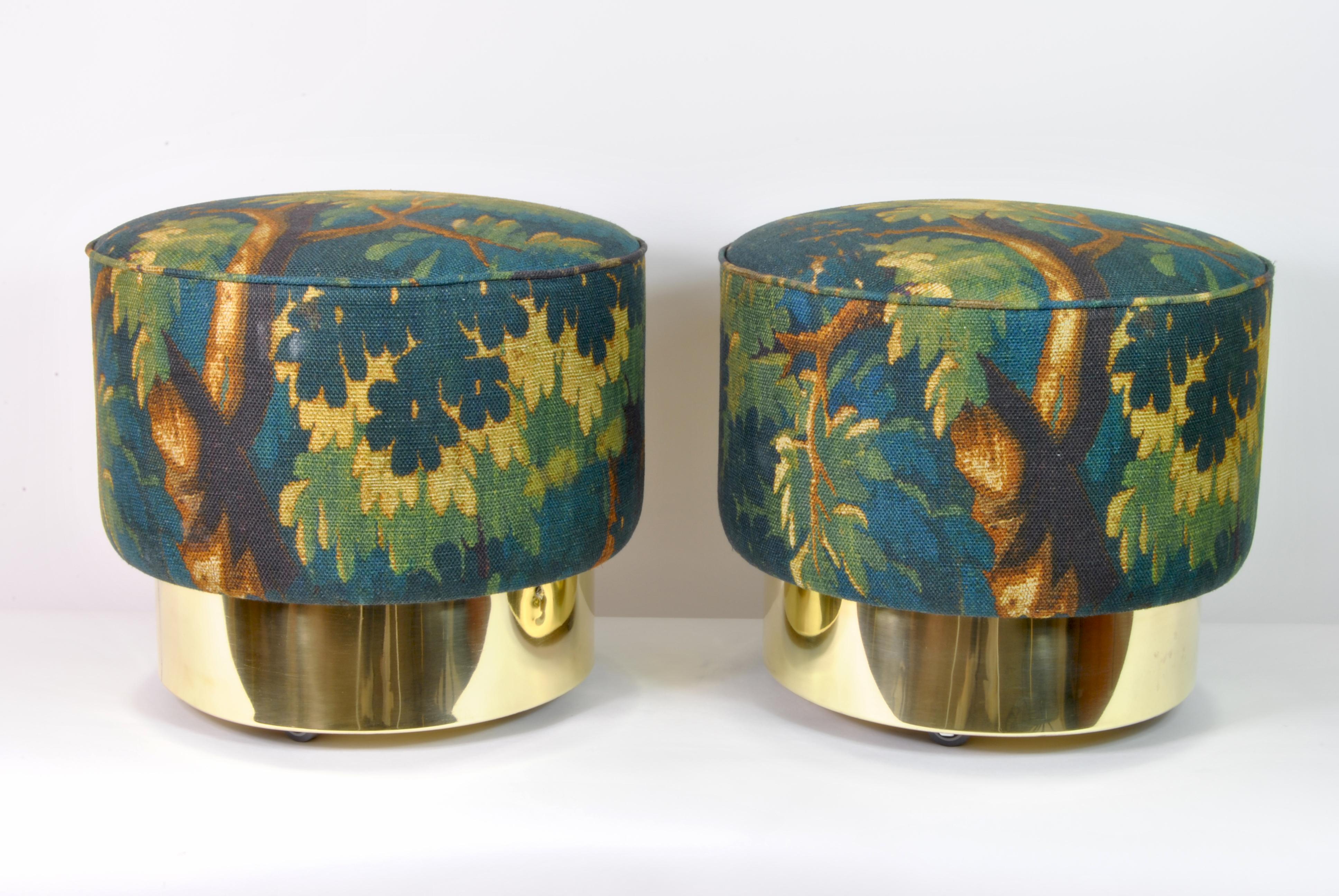 Pair of circular poufs with brass base, Italy 1970.
Wooden base covered in brass-plated metal and covered with fabric in print like 