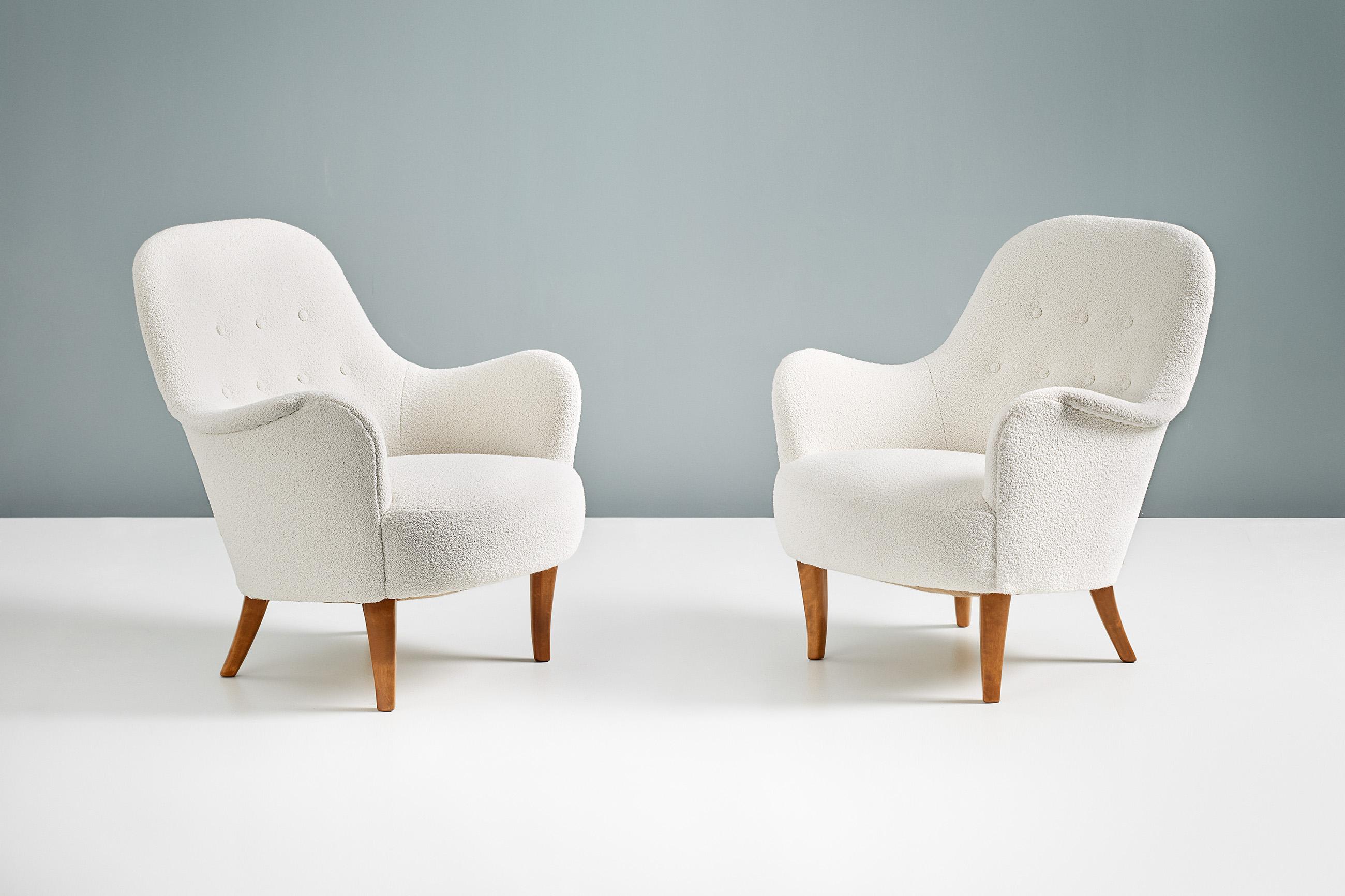 Carl Malmsten 'Cirkus' Lounge-Stühle, 1950er Jahre

Ein Paar Sessel, entworfen von Carl Malmsten in den 1950er Jahren und hergestellt in Schweden. Dieses Paar wurde mit dem luxuriösen, cremefarbenen Woll-Baumwoll-Mischgewebe 