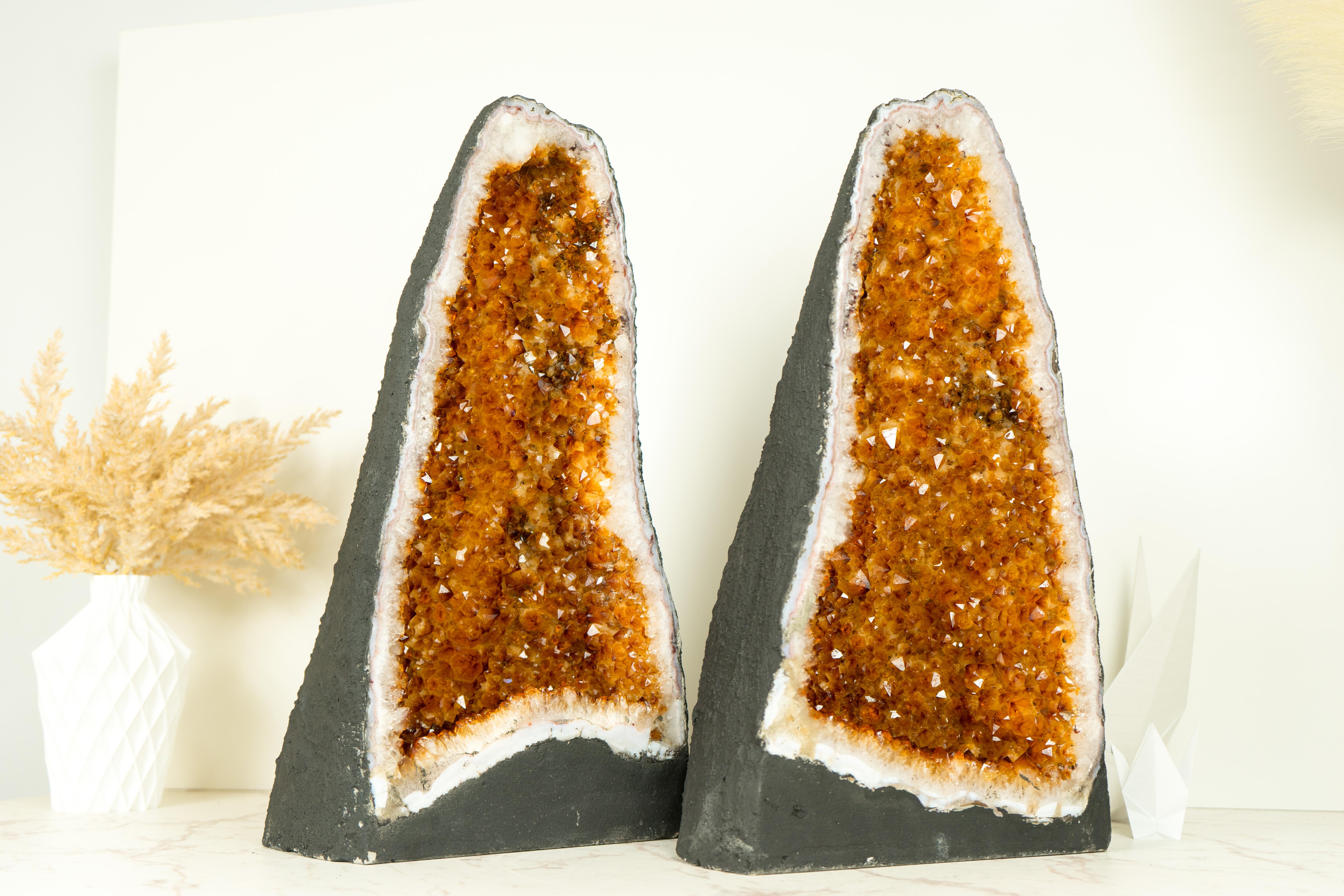 Pareja de catedrales de geoda de citrino con brillante drusa naranja intenso de grado AAA Siglo XXI y contemporáneo
