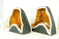 Paire de citrines géodes avec des cristaux de Druzy orange et des fleurs de Calcite