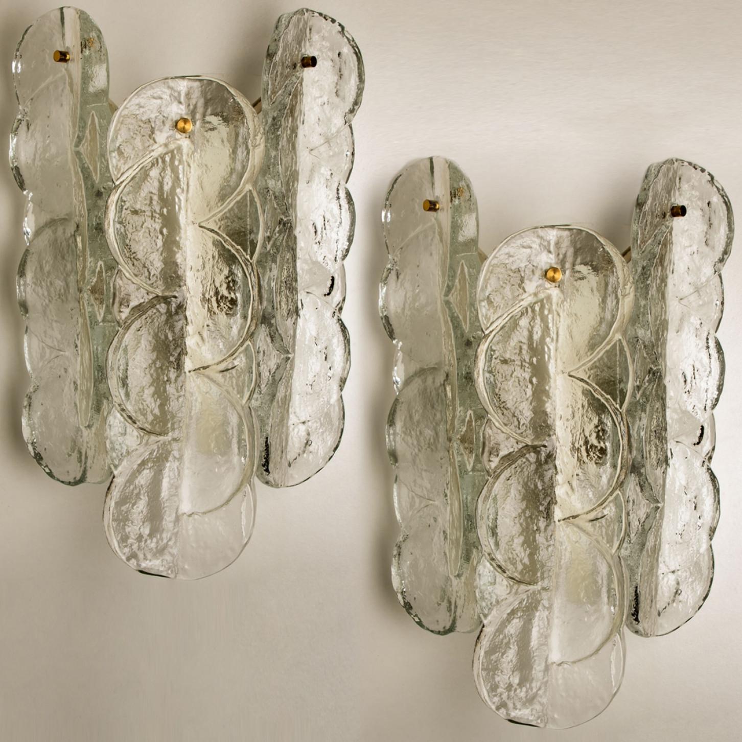 Pareja de apliques o candelabros de cristal transparente con remolino de cítricos de J.T. Kalmar, 1969 en venta 2