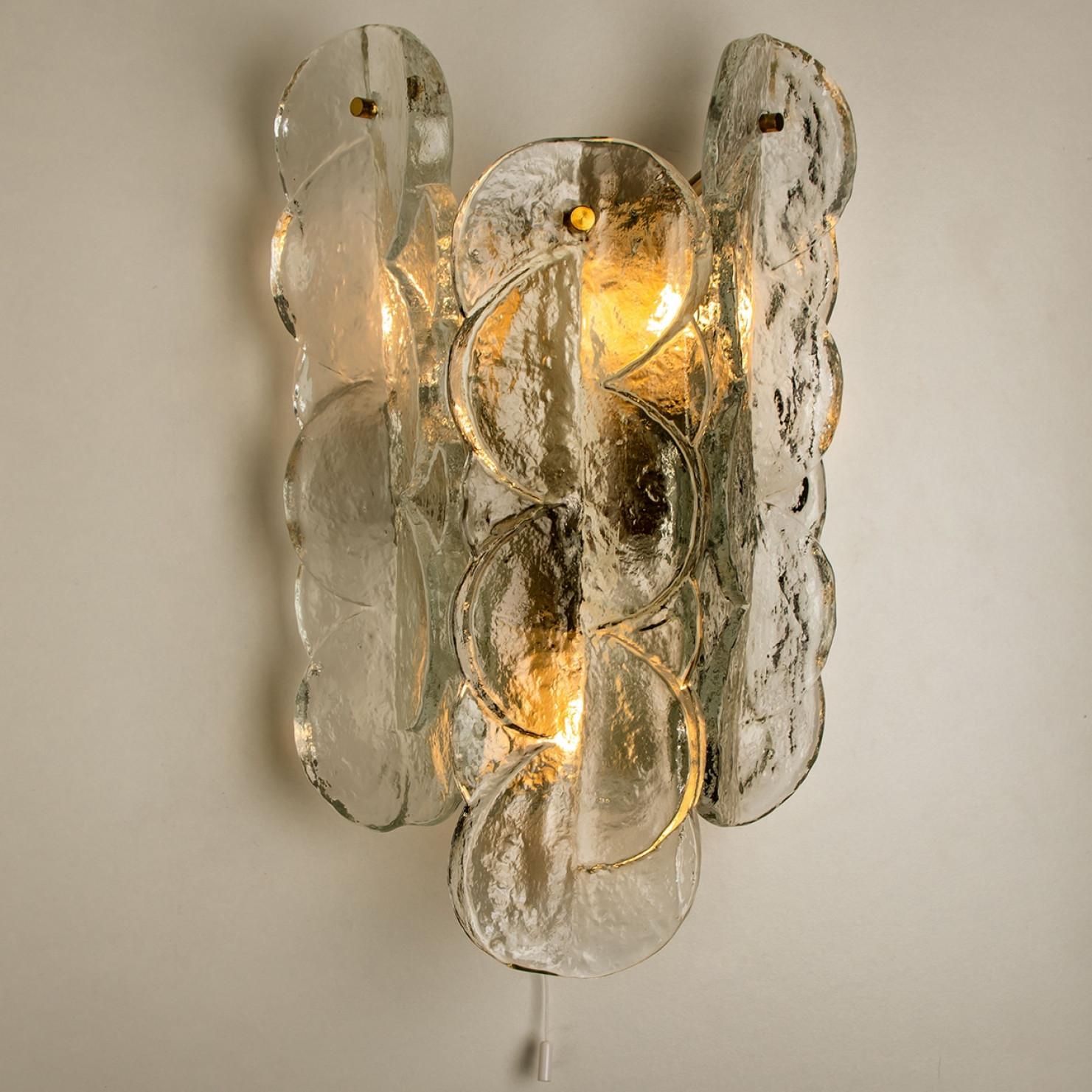 Pareja de apliques o candelabros de cristal transparente con remolino de cítricos de J.T. Kalmar, 1969 Austríaco en venta