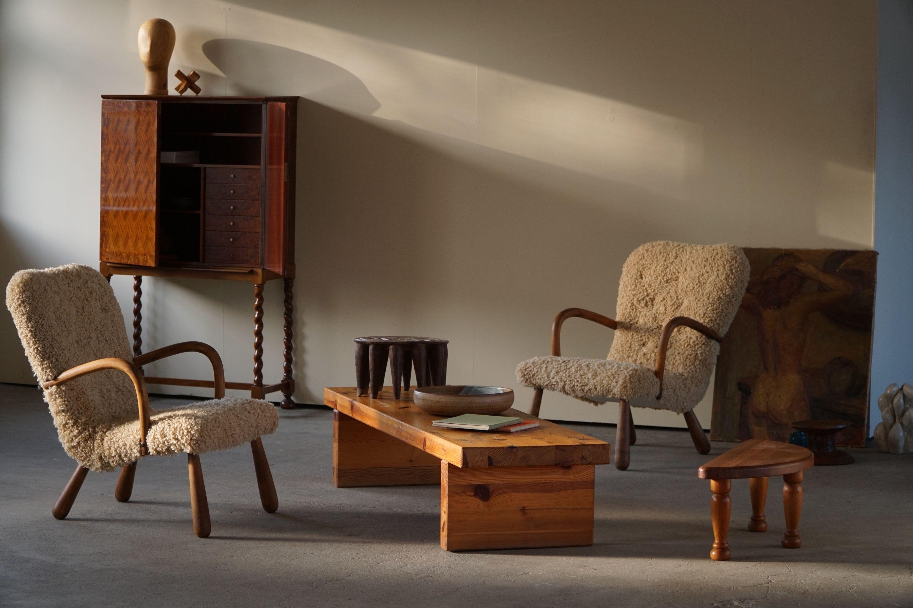 La plus étonnante paire de fauteuils de palourde fabriqués dans le style d'Arnold Madsen. 
Ces chaises ont été produites par Skive Møbelfabrik dans les années 1950 et ont été restaurées dans le respect de son histoire. Rembourré en laine d'agneau de
