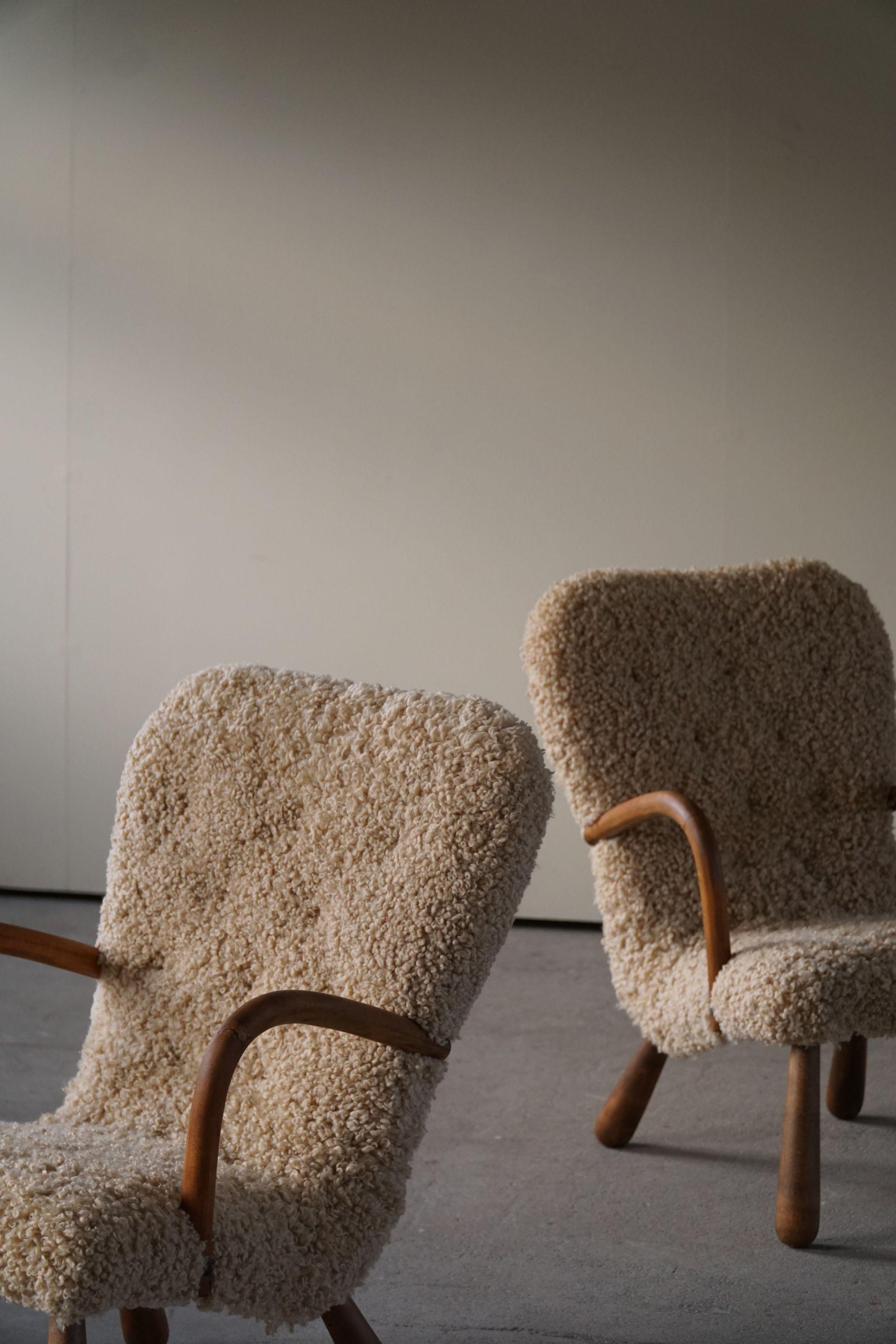 Lambskin Pair of Clam Lounge Chairs in Lambswool, Skive Møbelfabrik, Denmark, 1950s For Sale