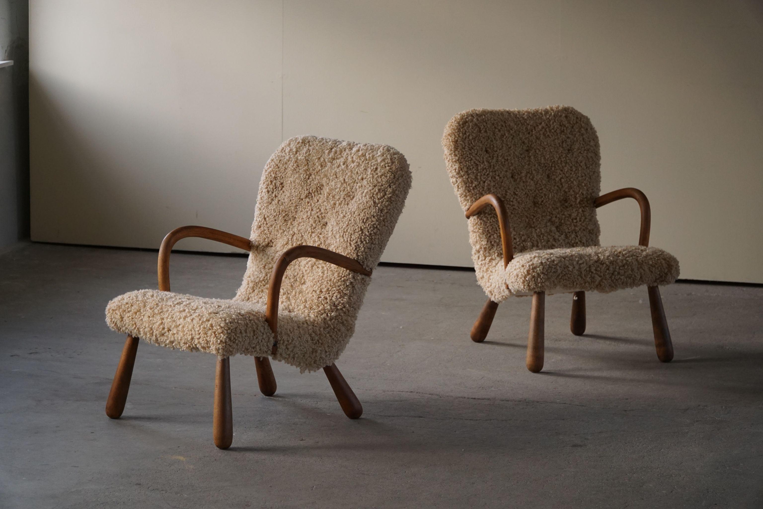 Pair of Clam Lounge Chairs in Lambswool, Skive Møbelfabrik, Denmark, 1950s For Sale 1
