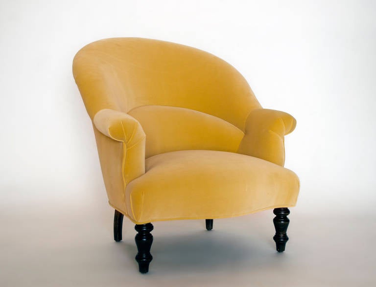 Deux fauteuils Napoléon III recouverts de velours doré. Pieds en bois tourné, finition noyer foncé. 