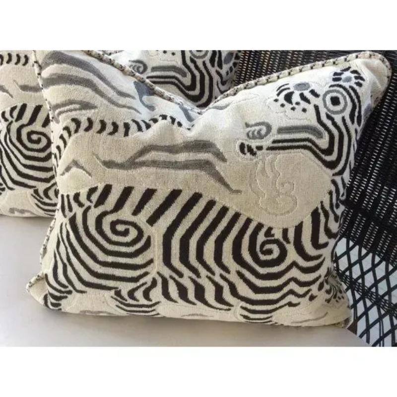 Cette magnifique étoffe tissée de dragon du Tibet provient de la très convoitée Covet House ! Stylisé et chic, le 