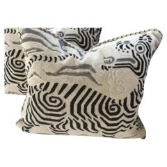 Coppia di copricuscini Clarence House con il disegno del drago tibetano Coppia di copricuscini Clarence House con il disegno del drago tibetano