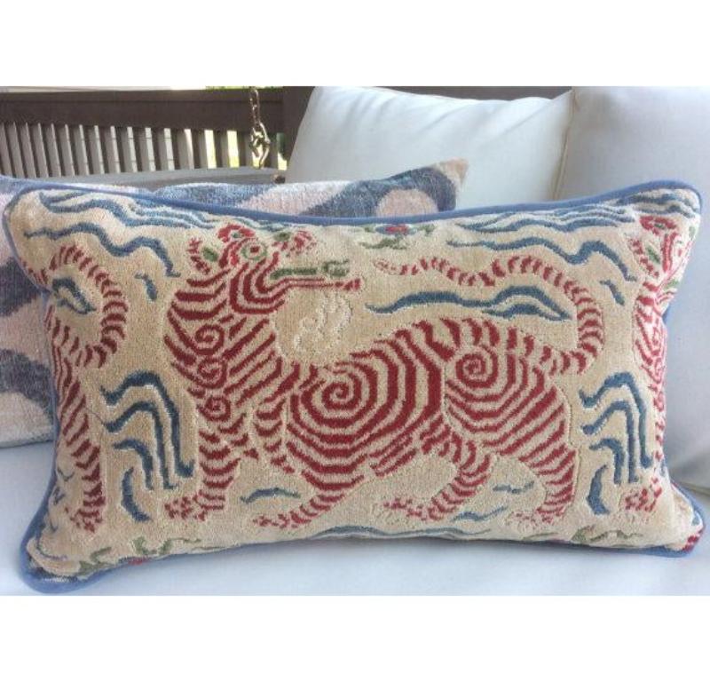 Fabuleuse conception tissée de Clarence House ! Tibet Dragon est un dragon/tigre exotique et stylisé, tissé sur un doux fond beige. Transformés en coussins, ils présenteront des tourbillons de rouge profond et de bleu poudré doux et seront cordés et