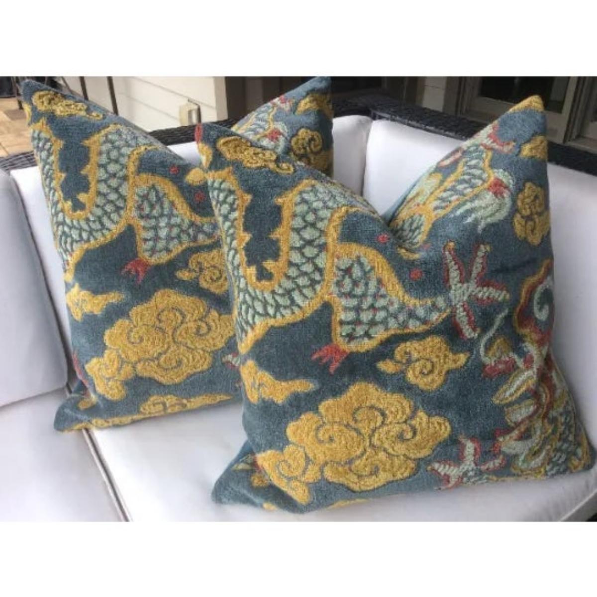 Fabuleux motif tissé en gros point de Clarence House ! Tatsu est un dragon exotique et stylisé tissé sur un doux fond sarcelle. Transformés en coussins, ils présenteront des tourbillons d'aqua/teal doux, d'or doux et de rose saumoné