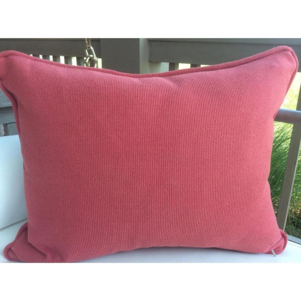 Favoloso lino stampato di Clarence House. Il Tibet Dragon in celadon è un lino stampato con un drago stilizzato su uno sfondo blu scuro. Ci sono accenti di colore rosa caldo, verde e verde erba. Corde e retro in lino rosa coordinato, chiuse da una