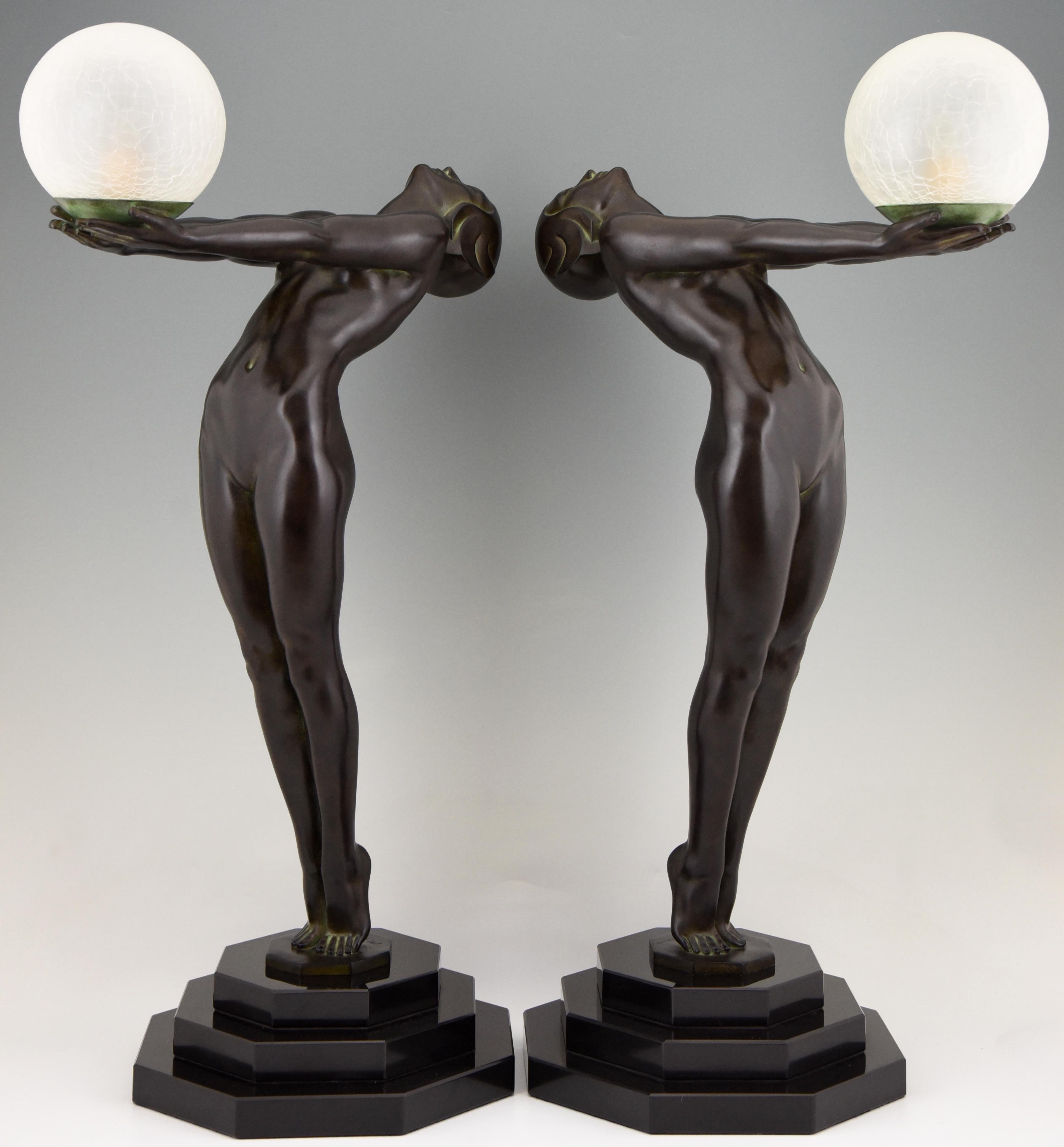 Clarte, lampe de table iconique de 84 cm de haut, de style Art Deco, représentant un nu debout tenant un abat-jour en verre, par Max Le Verrier, avec marque de fonderie.
Conçu en 1928.
Fonte contemporaine posthume à la fonderie Max Le Verrier à
