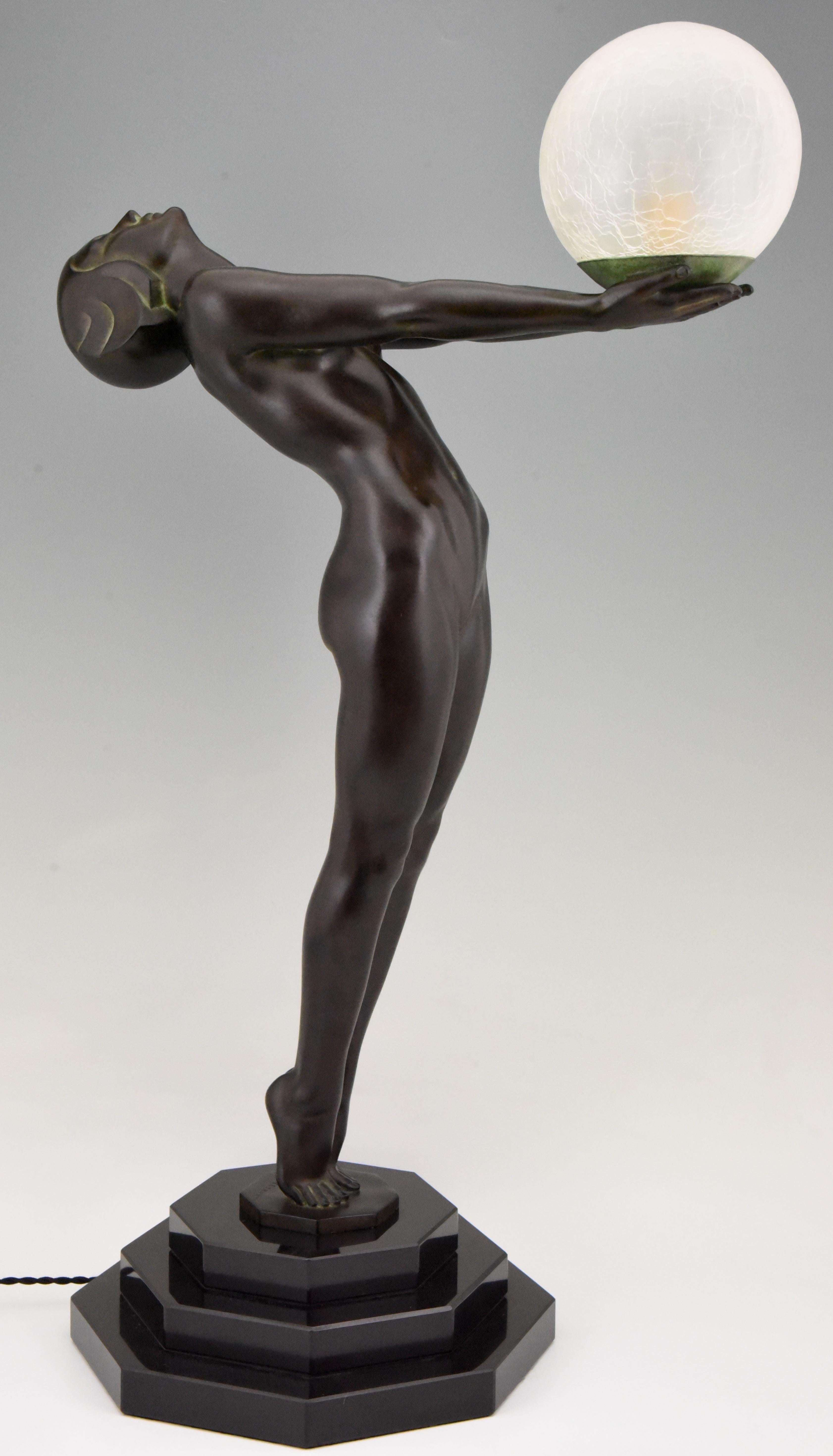 Paar Clarté Art Deco Style Lampen Max Le Verrier Nude mit Globe 84 cm 33 inch (Art déco) im Angebot