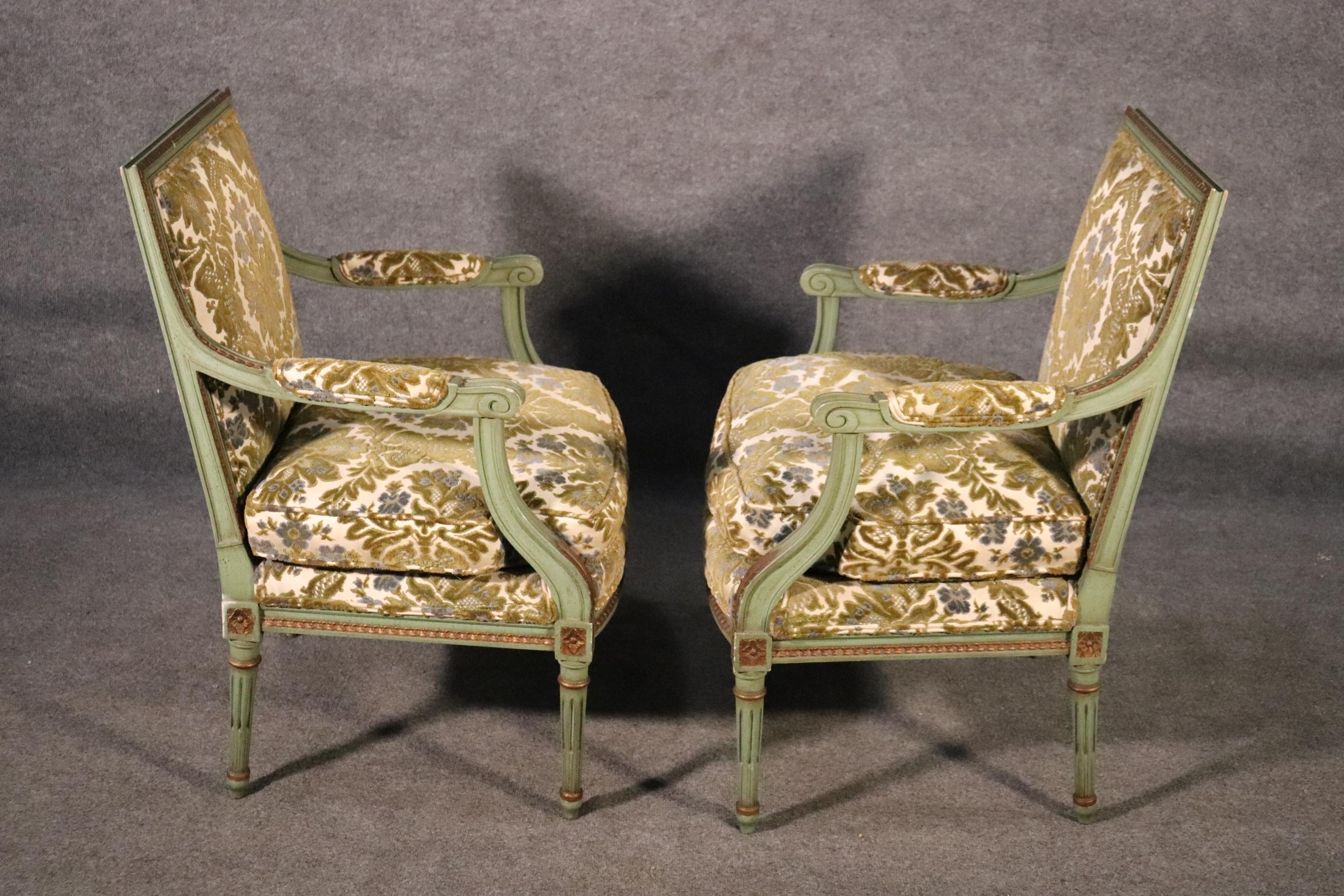 Pair of Class Square Back Paint Decorated Louis XVI Bergere Chairs, Circa 1950 In Good Condition In Swedesboro, NJ