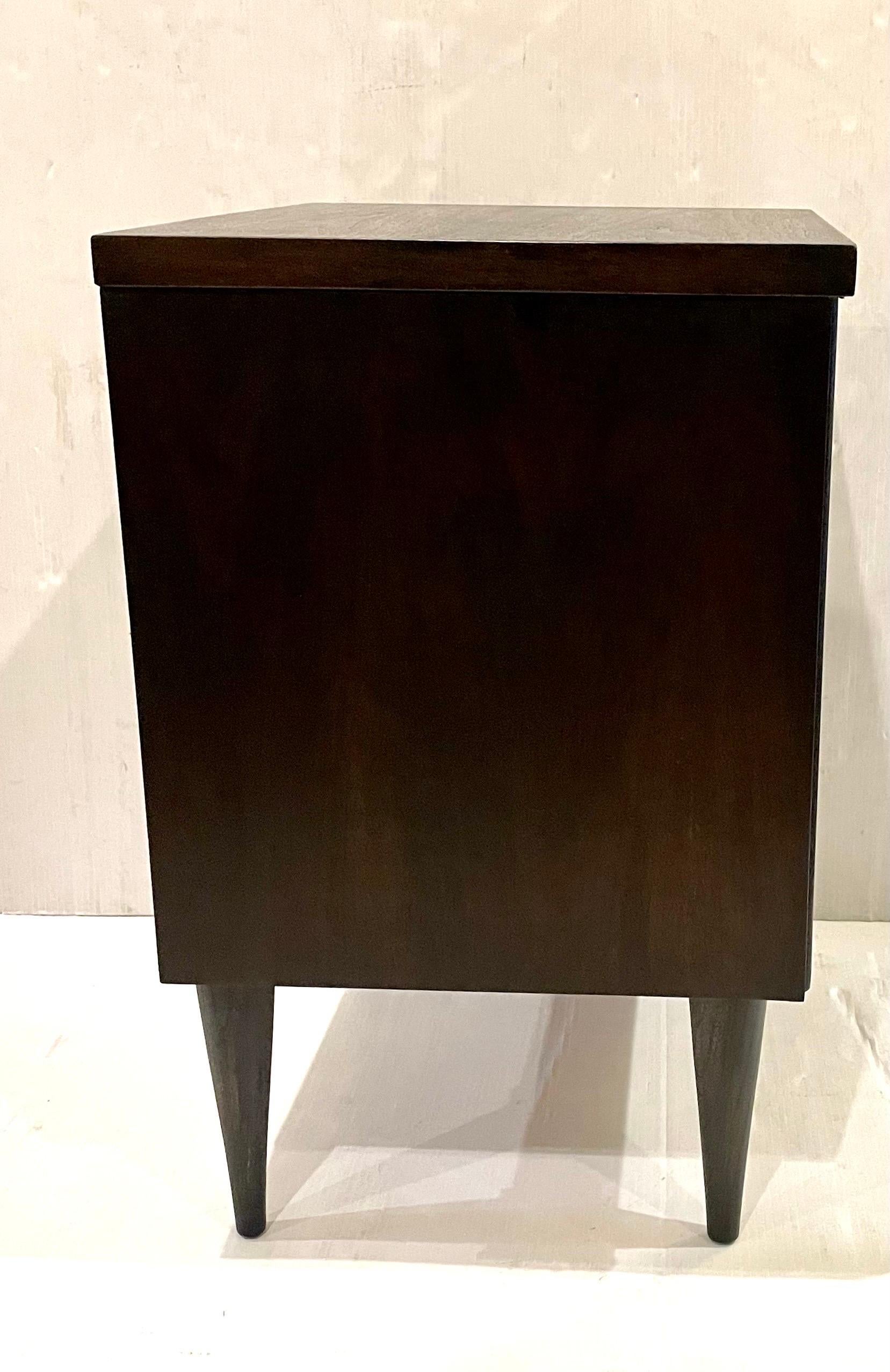 Pair of Classic American Mid-Century Modern Nightstands In Excellent Condition In San Diego, CA