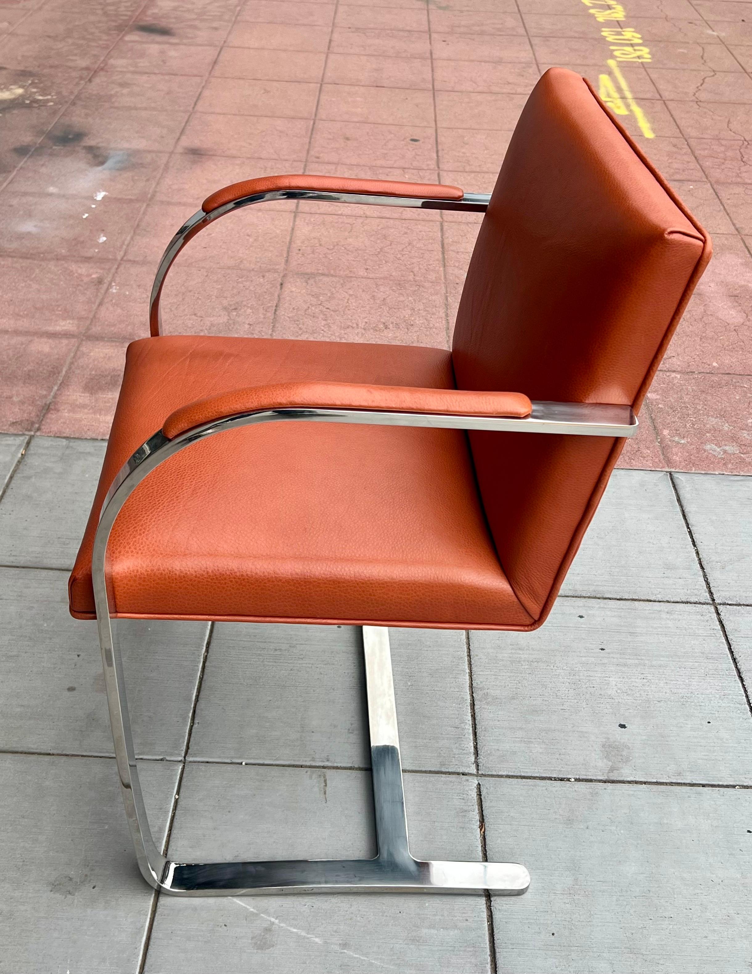XX secolo Coppia di sedie classiche in stile Brno in pelle arancione e nichel lucido