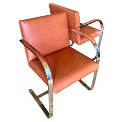Coppia di sedie classiche in stile Brno in pelle arancione e nichel lucido