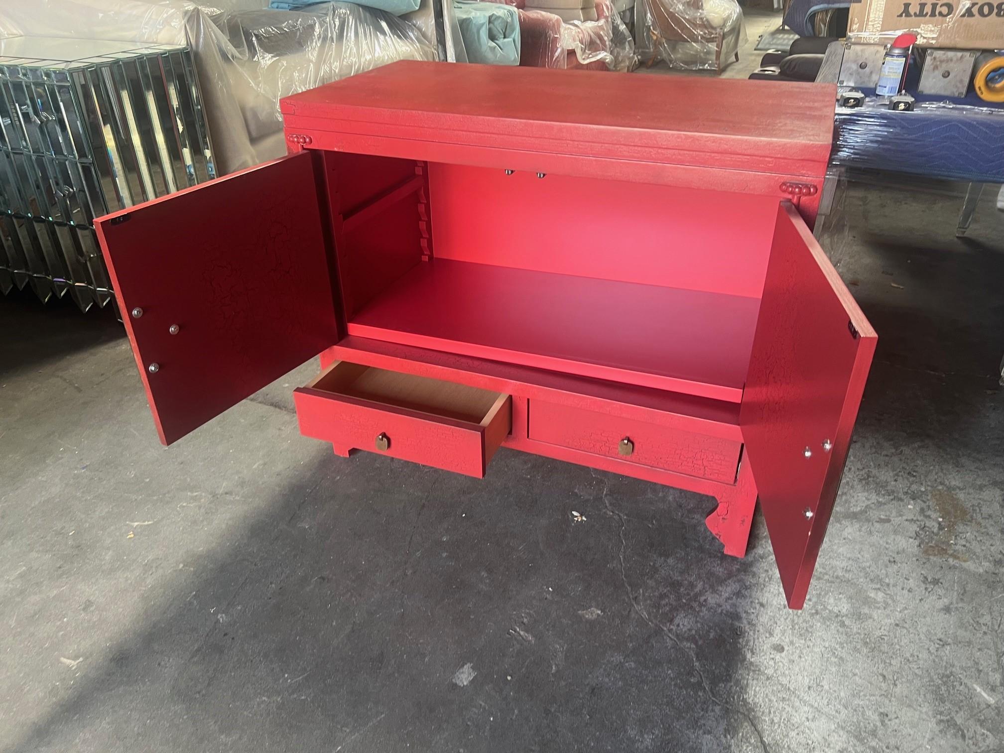 Chinois Paire de meubles-lavabos classiques à deux portes de style Ming Ming, finition craquelée rouge de Chine en vente