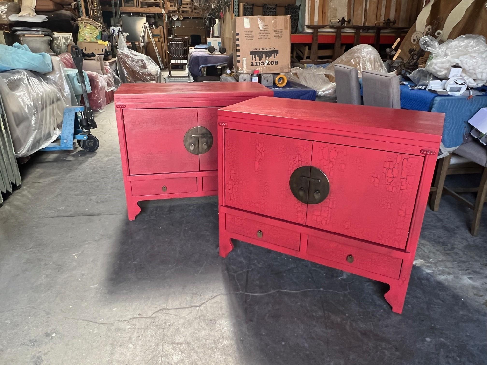 XXIe siècle et contemporain Paire de meubles-lavabos classiques à deux portes de style Ming Ming, finition craquelée rouge de Chine en vente