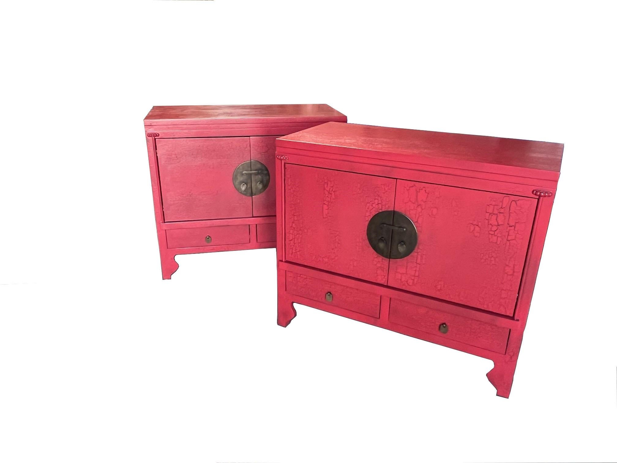 Paire de meubles-lavabos classiques à deux portes de style Ming Ming, finition craquelée rouge de Chine en vente 1