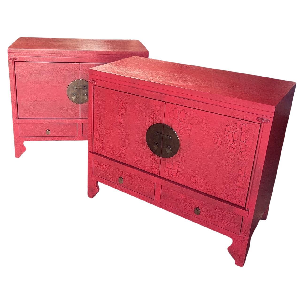 Paire de meubles-lavabos classiques à deux portes de style Ming Ming, finition craquelée rouge de Chine en vente