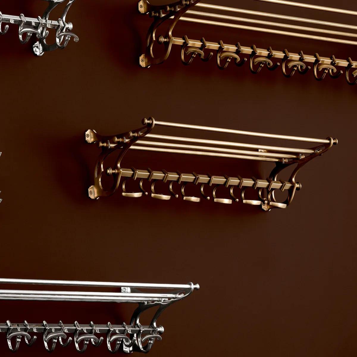 Moderno Coppia di appendiabiti classici, finitura ottone antico. in vendita