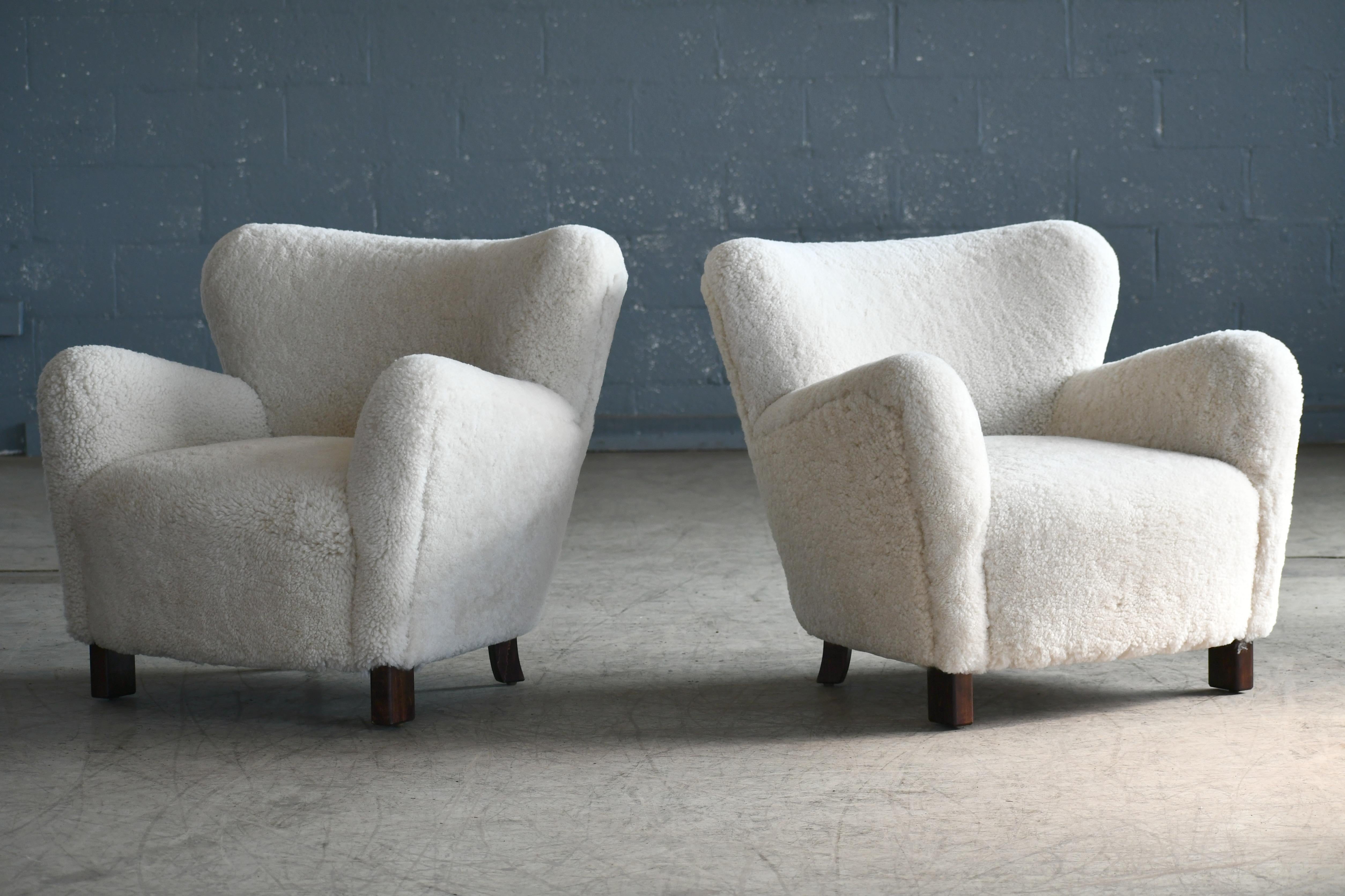 Pareja de sillones de salón o club clásicos estilo años 40 en shearling Moderno de mediados de siglo en venta