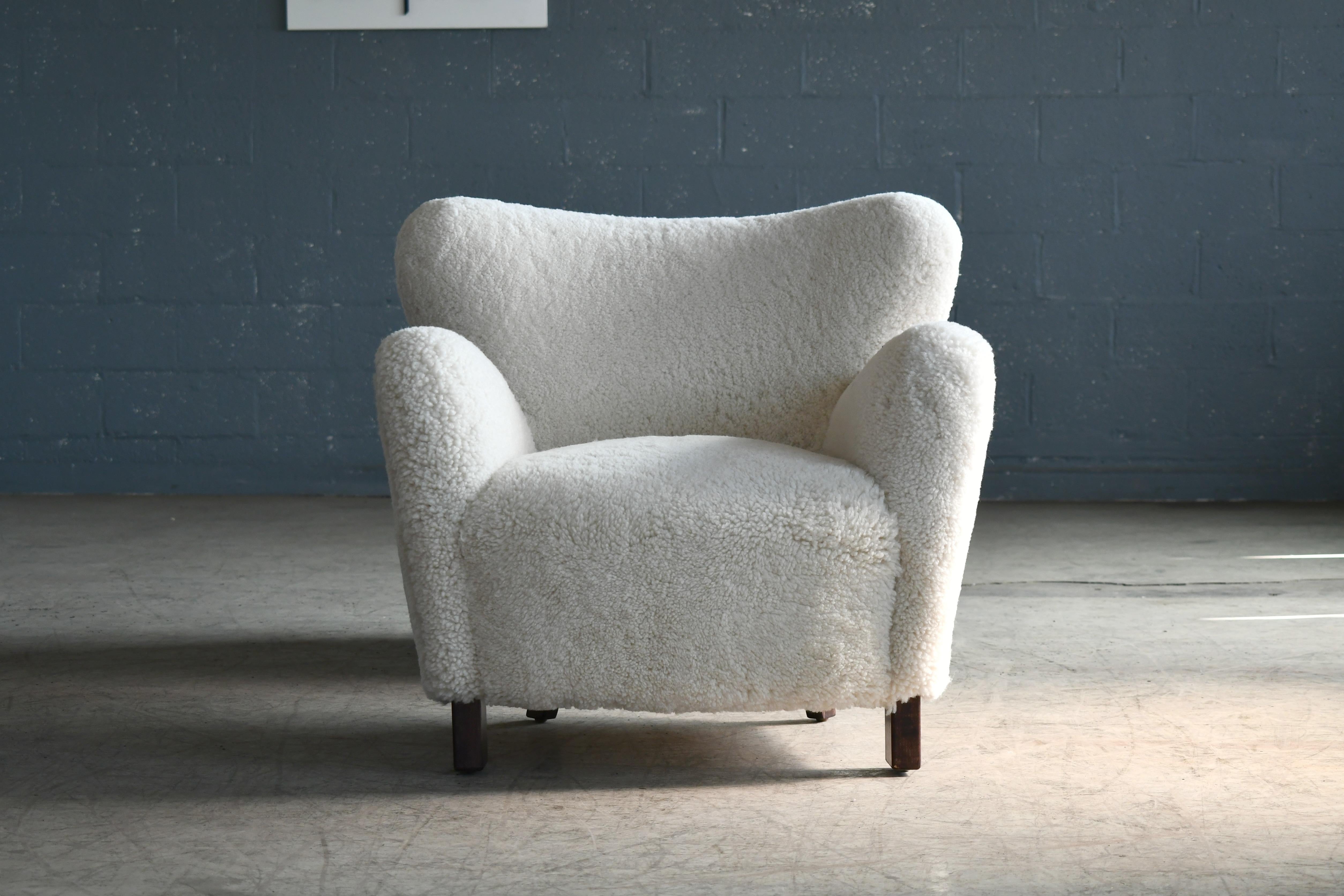 Pareja de sillones de salón o club clásicos estilo años 40 en shearling Estadounidense en venta