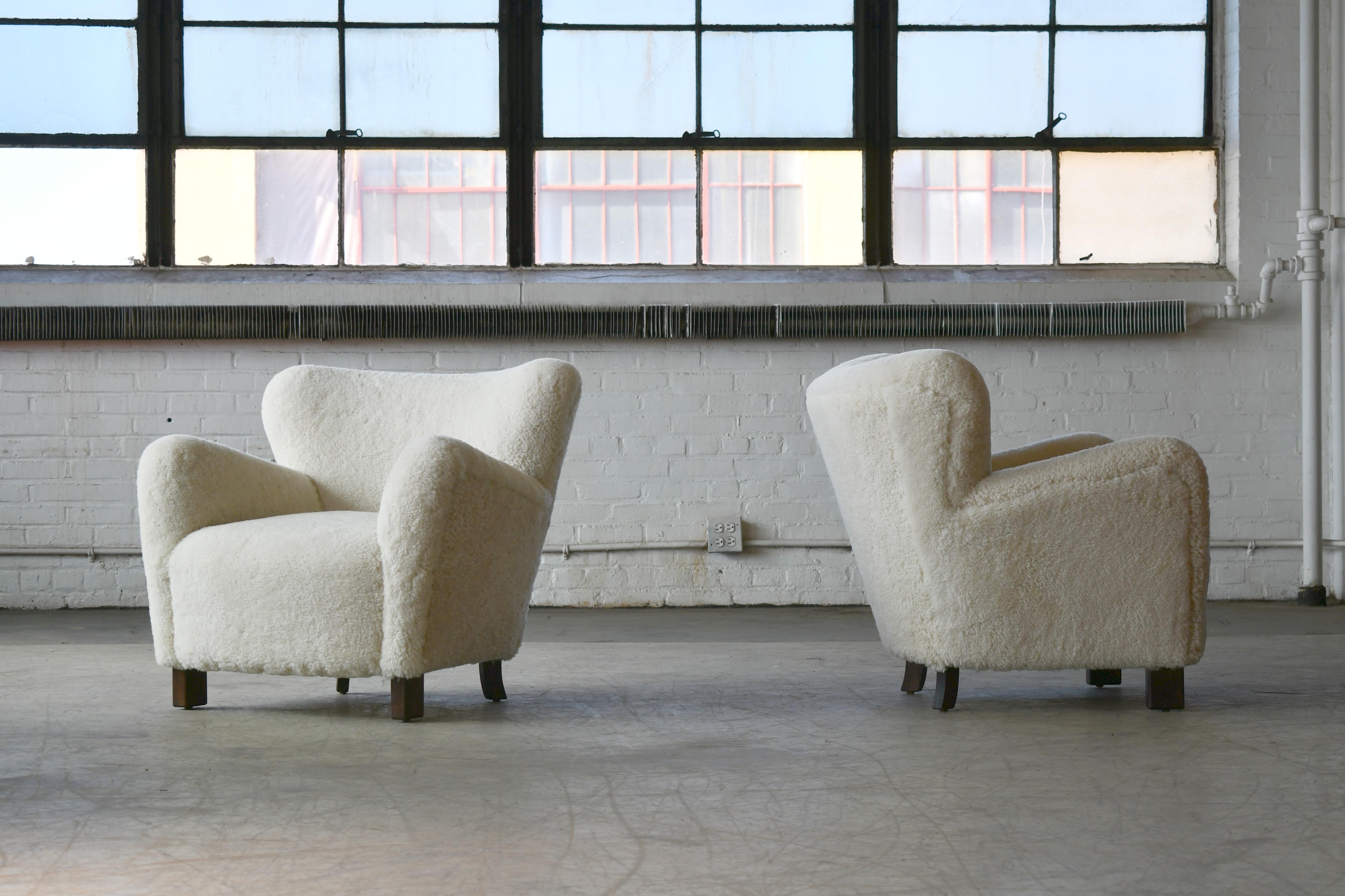 Pareja de sillones de salón o club clásicos estilo años 40 en shearling en Nuevo estado para la venta en Bridgeport, CT