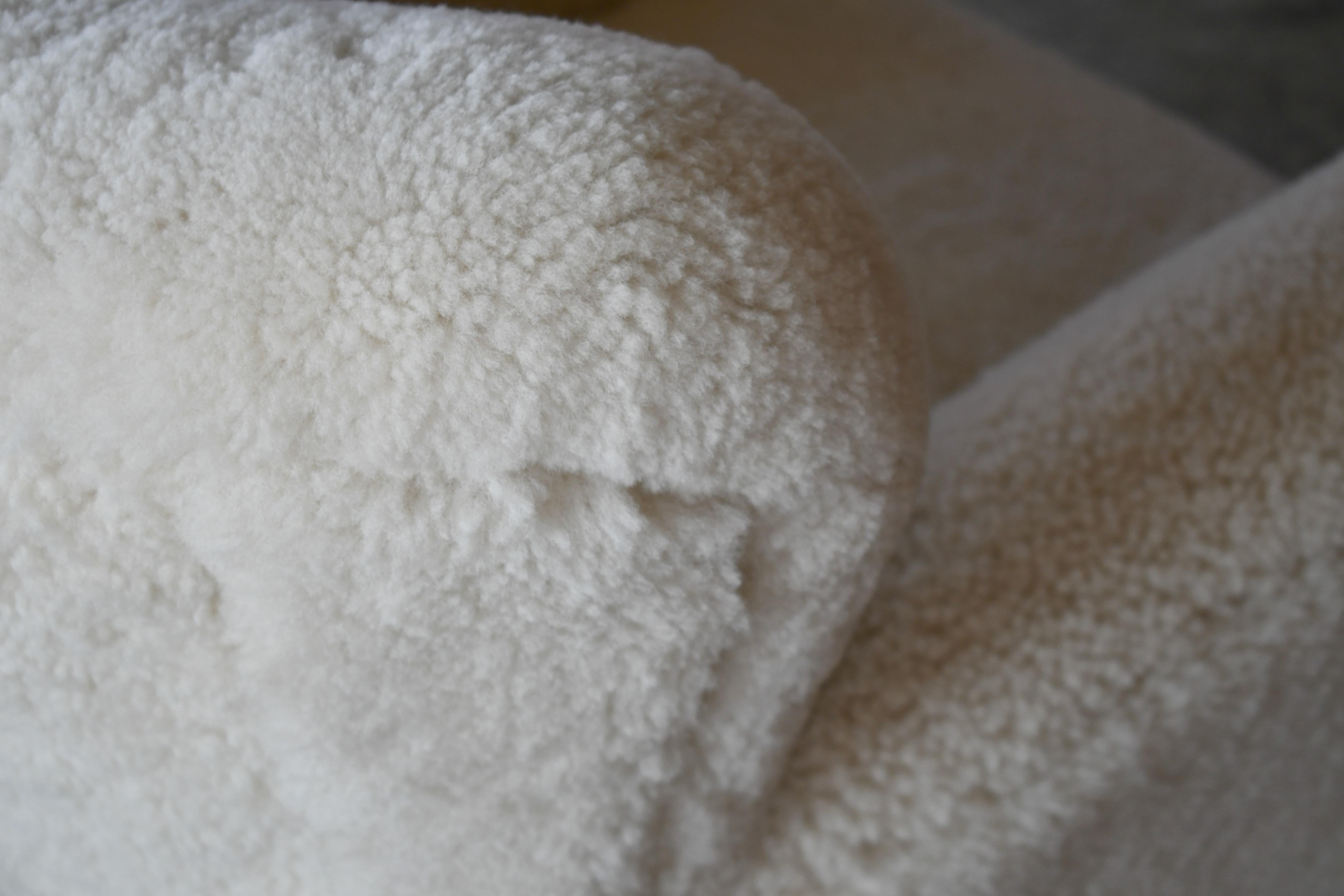 Pareja de sillones de salón o club clásicos estilo años 40 en shearling en venta 1