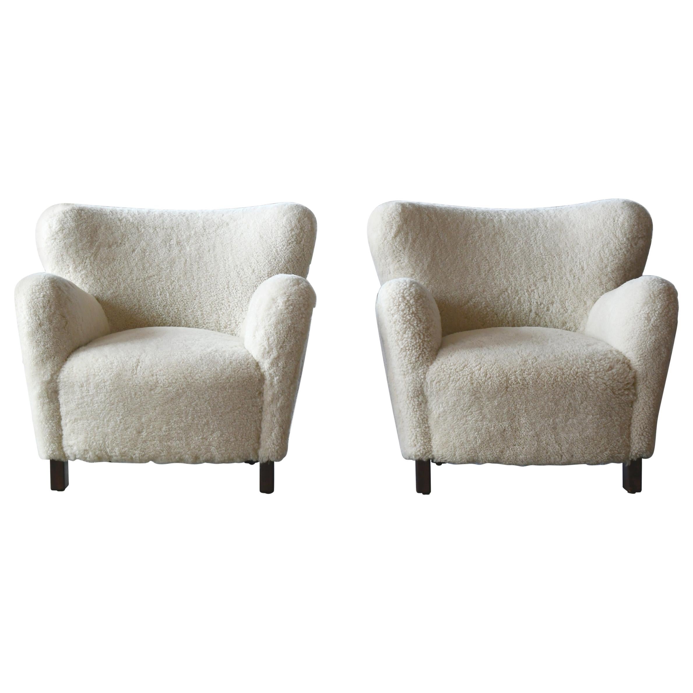 Paire de fauteuils club ou de salon classiques en peau de mouton de style des années 1940