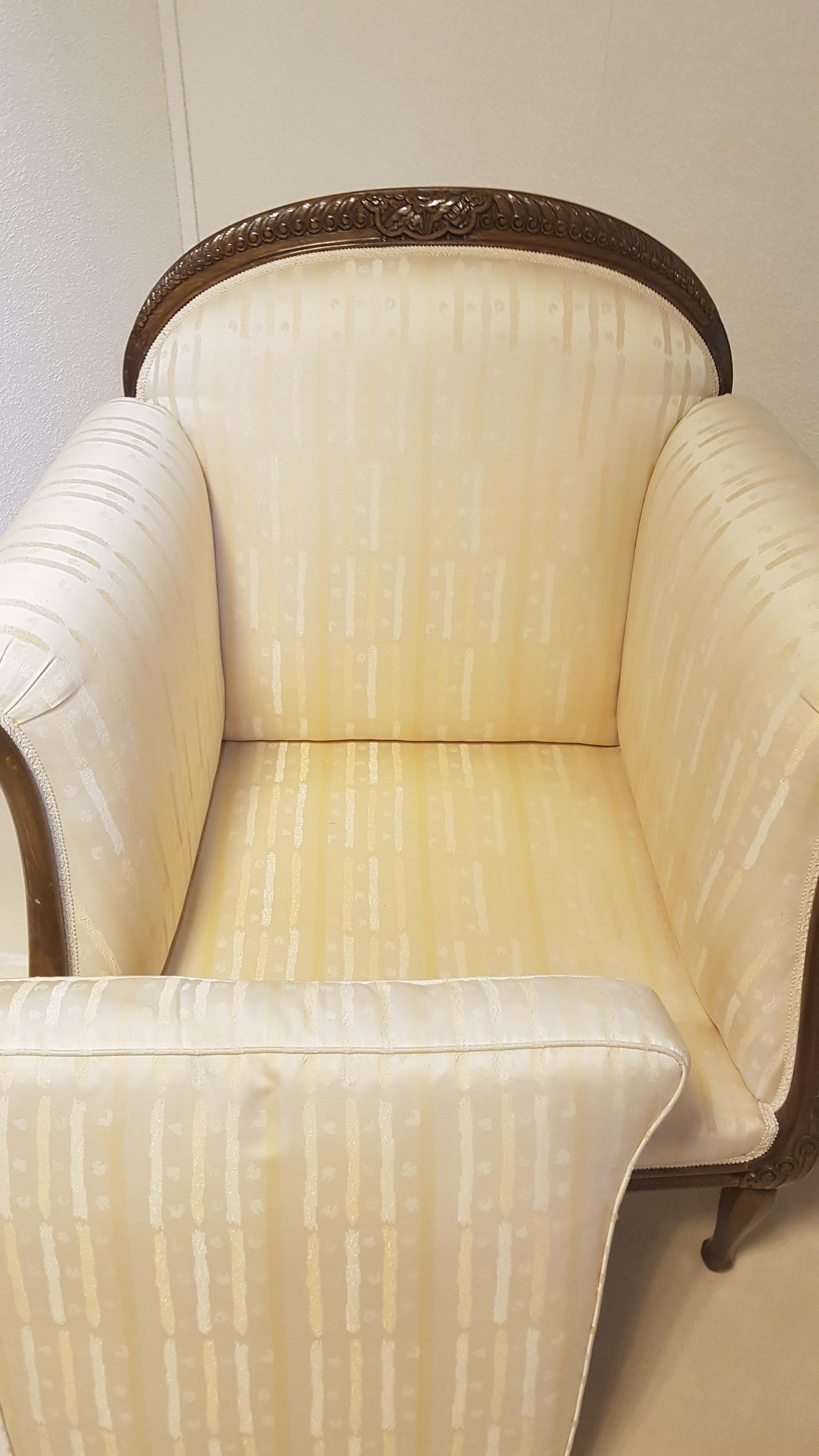 Pair of Classic Design Armchairs Crème White and Walnut For Sale 1