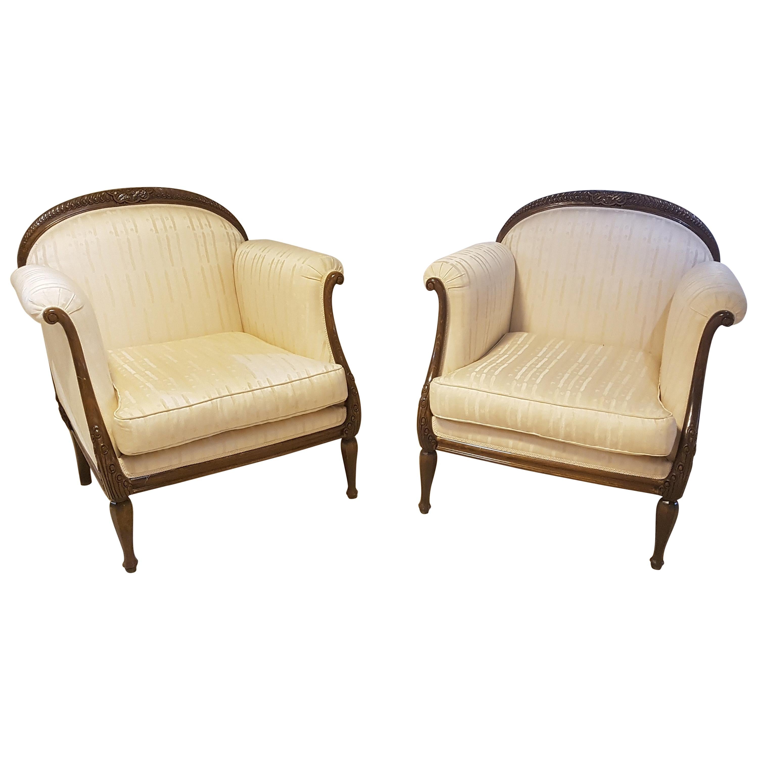 Pair of Classic Design Armchairs Crème White and Walnut For Sale