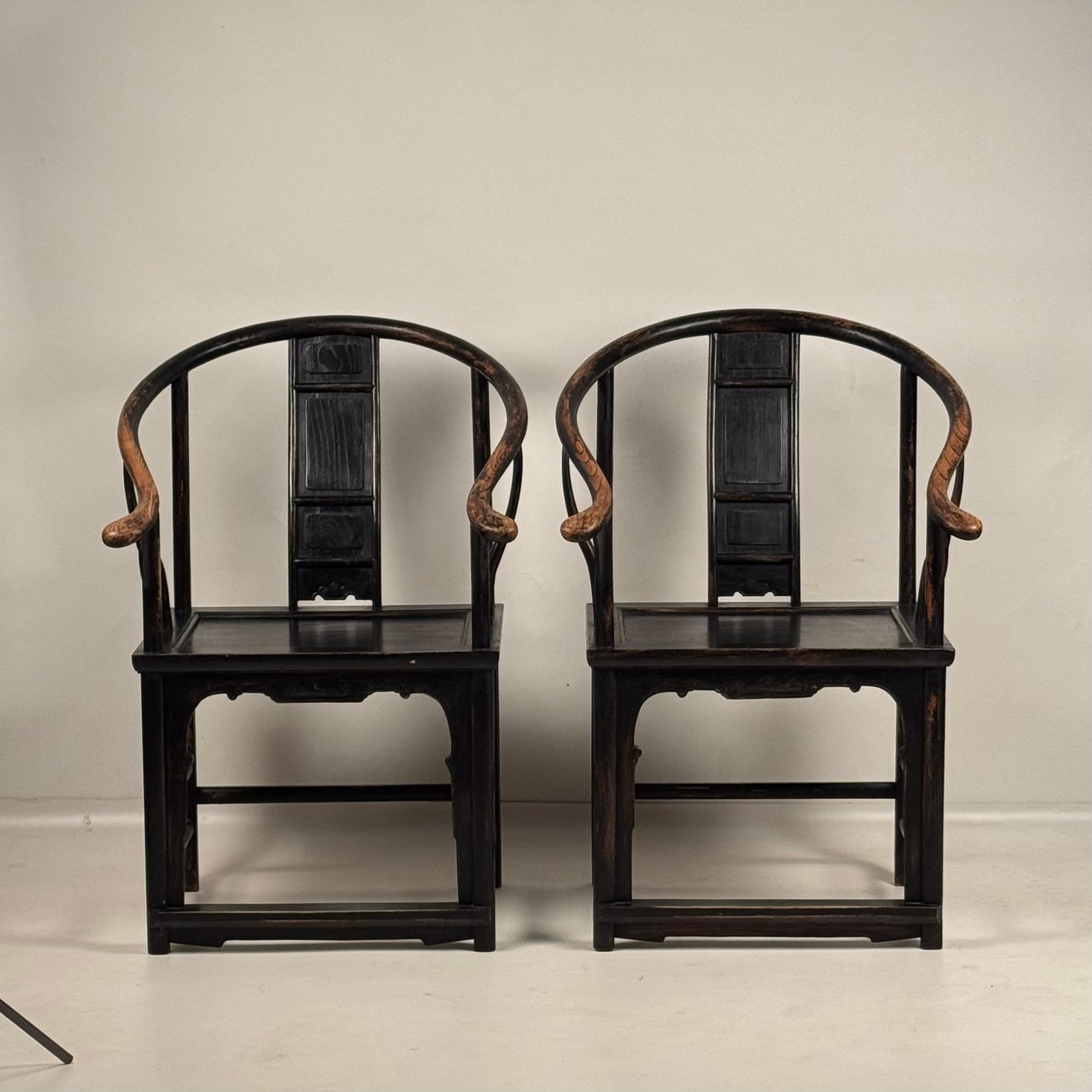 Qing Paire de chaises d'appoint chinoises classiques en fer à cheval du début du 20e siècle en vente