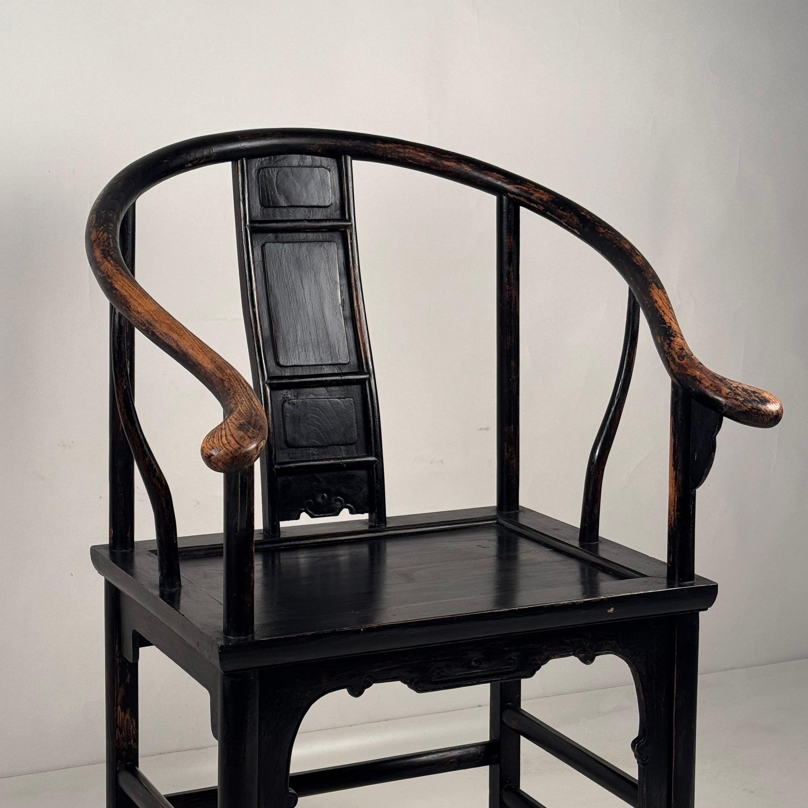 Poli Paire de chaises d'appoint chinoises classiques en fer à cheval du début du 20e siècle en vente