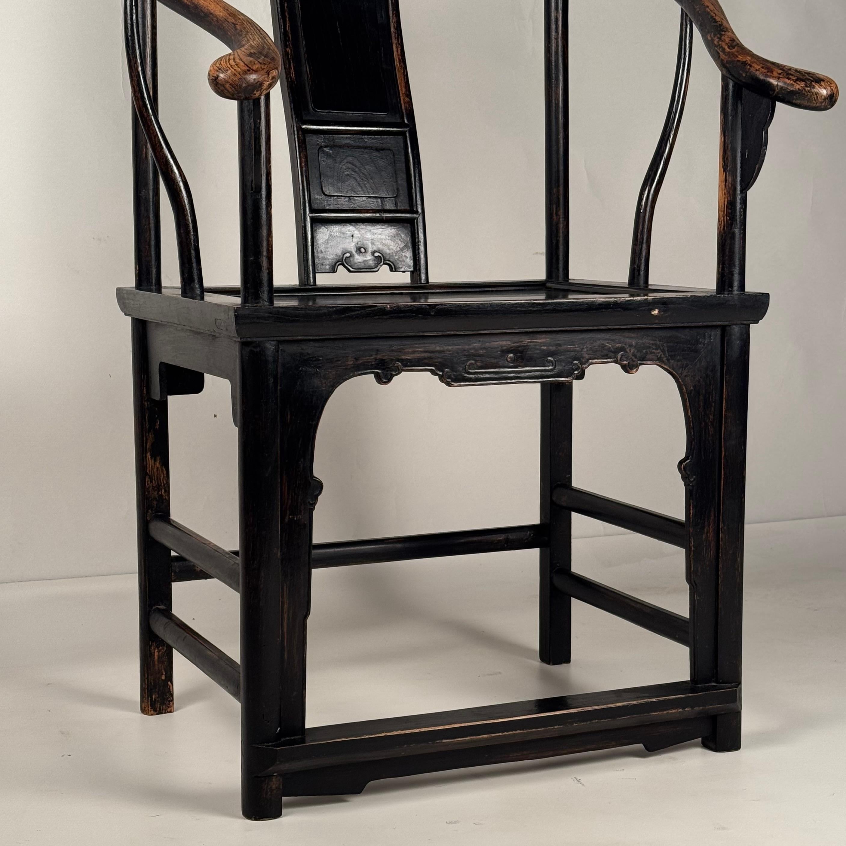 Paire de chaises d'appoint chinoises classiques en fer à cheval du début du 20e siècle Bon état - En vente à Los Angeles, CA