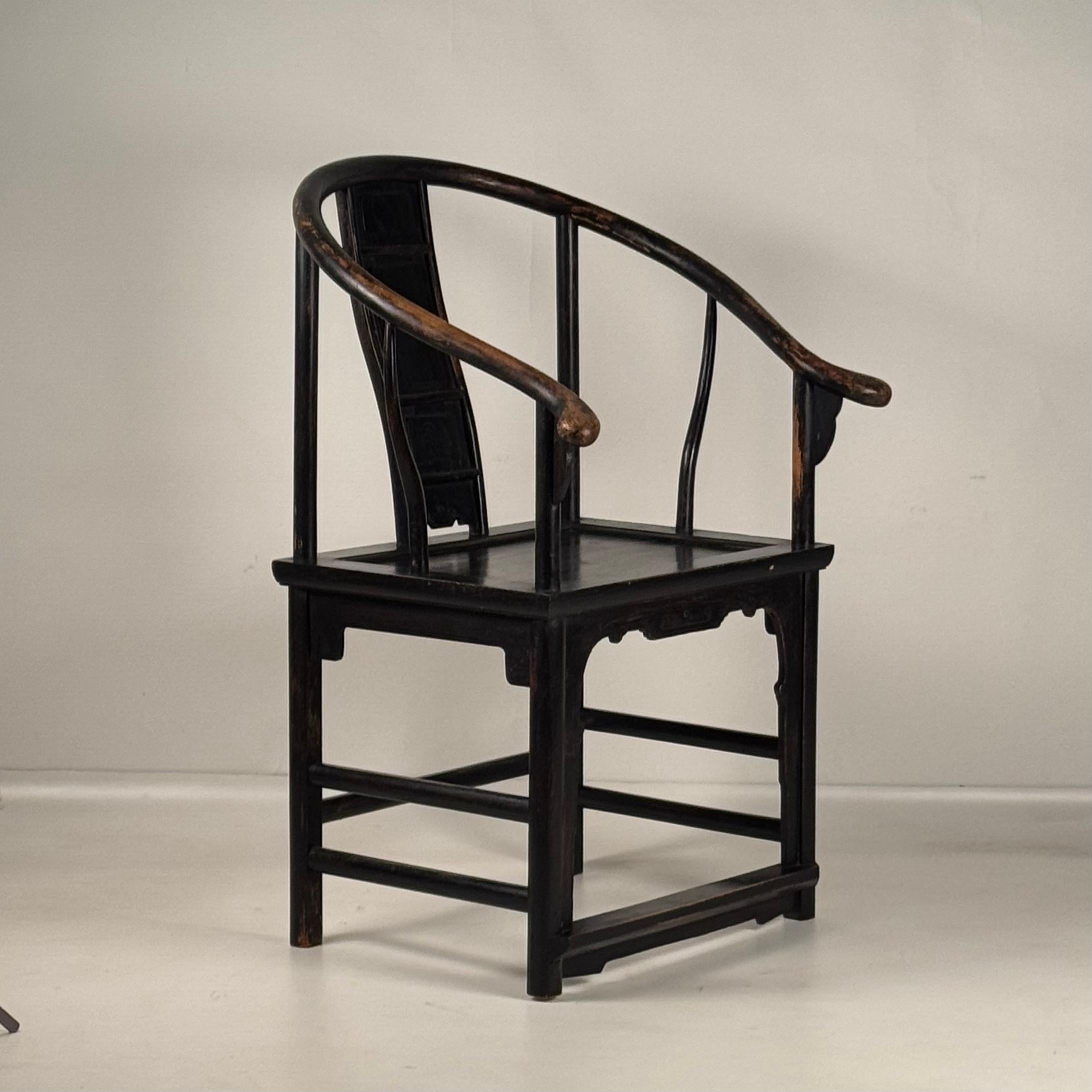 Bois de feuillus Paire de chaises d'appoint chinoises classiques en fer à cheval du début du 20e siècle en vente