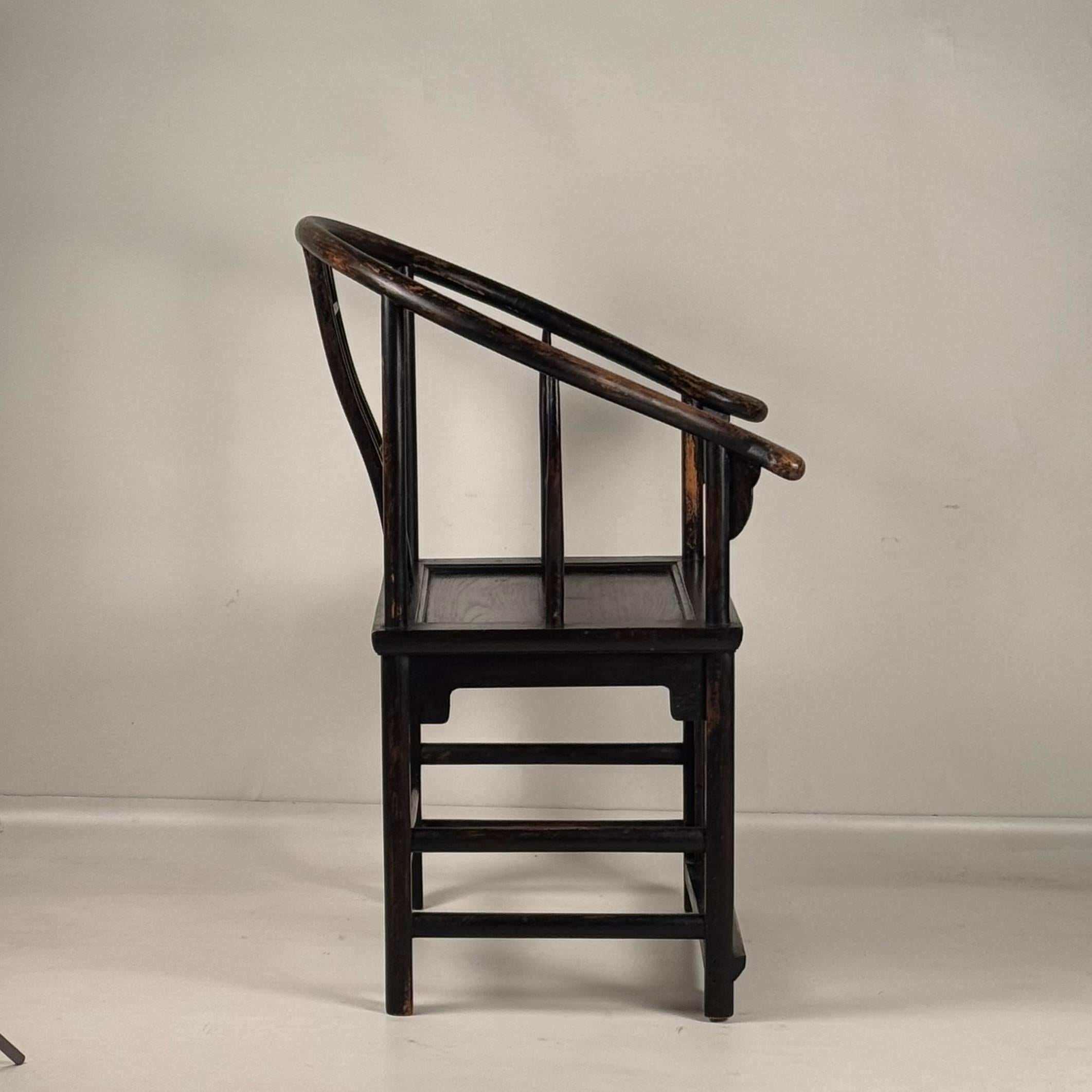 Paire de chaises d'appoint chinoises classiques en fer à cheval du début du 20e siècle en vente 1