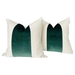 Coppia di pannelli classici in smeraldo con cuscini in lino color avena