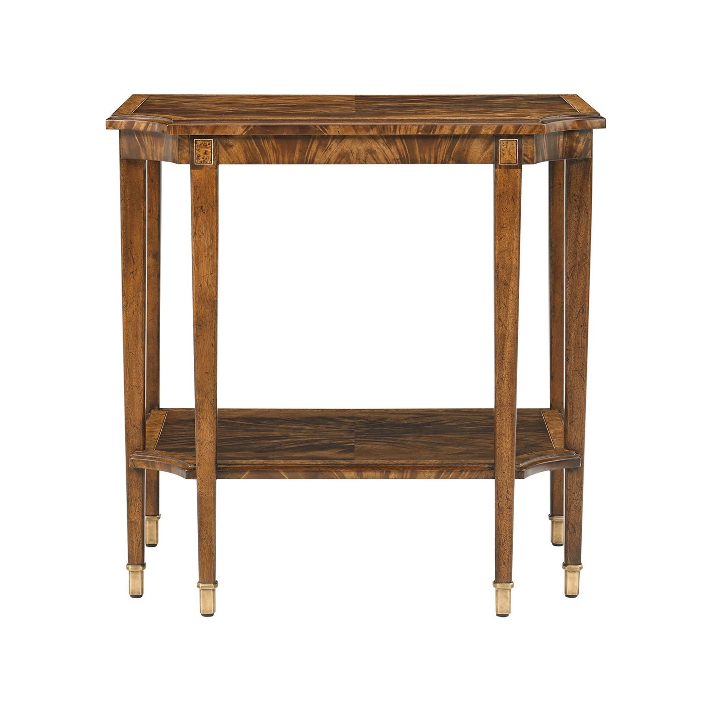 Une étude de l'élégance et des proportions, capturant la grâce du design néoclassique anglais dans une forme compacte et polyvalente. Les bords incurvés vers l'intérieur apportent des détails sculpturaux au plateau de la table, mettant en valeur un
